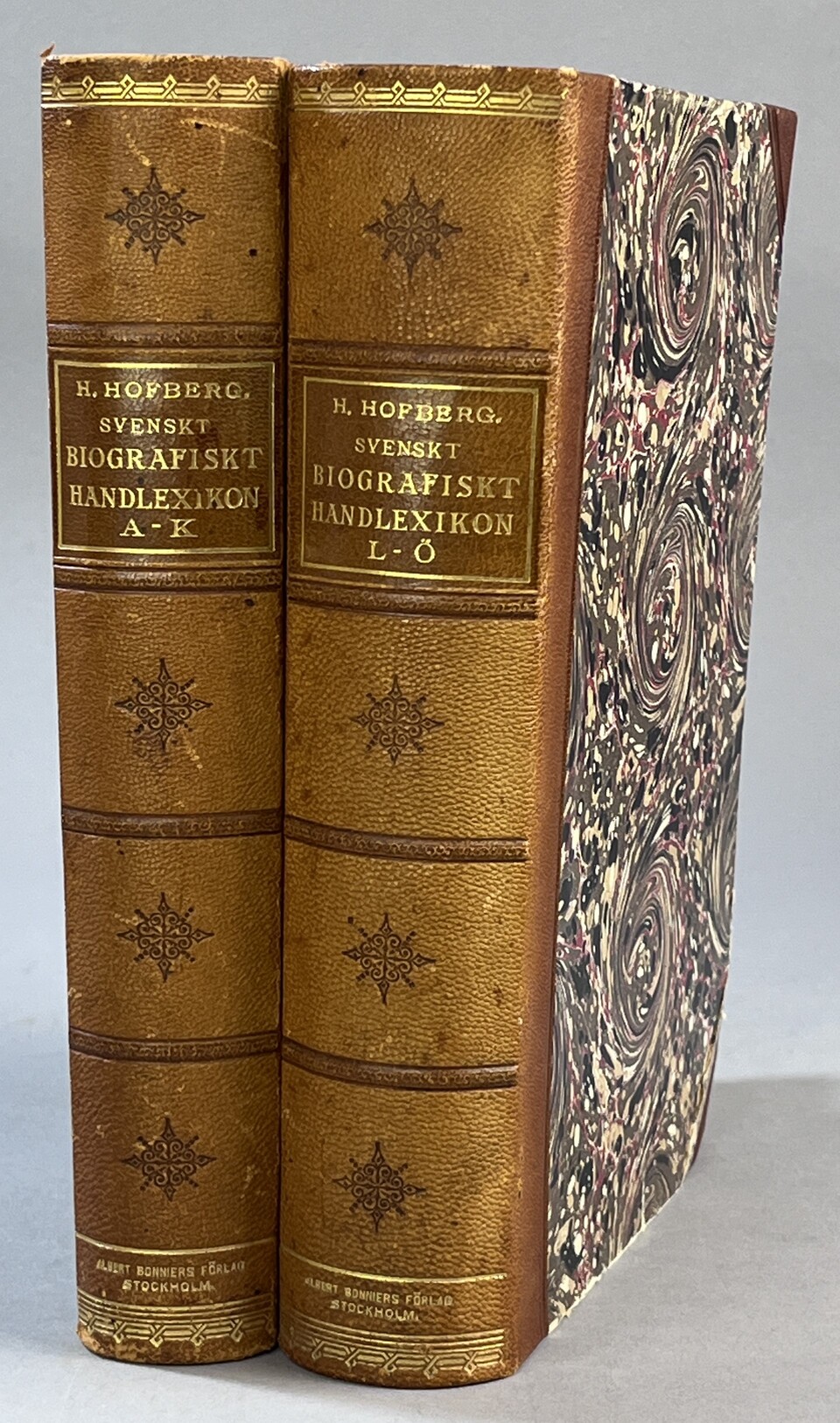 Svenskt biografiskt handlexikon. Alfabetiskt ordnade lefnadsteckningar af Sveriges namnkunniga män och kvinnor från reformationen till nuvarande tid af Herman Hofberg. Ny upplaga, grundlig genomsedd, omarbetad och till våra dagar framförd af Frithiof Heurlin, Viktor Millqvist och Olof Rubenson. Med öfver 3000 porträtt. Förra delen. A-K. [... Senare delen. L-Ö samt Supplement].