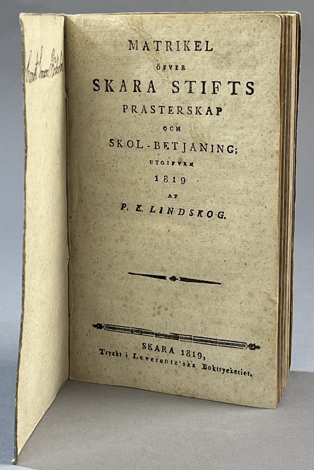 Matrikel öfver Skara stifts prästerskap och skol-betjäning; utgifven 1819 af P.E. Lindskog.