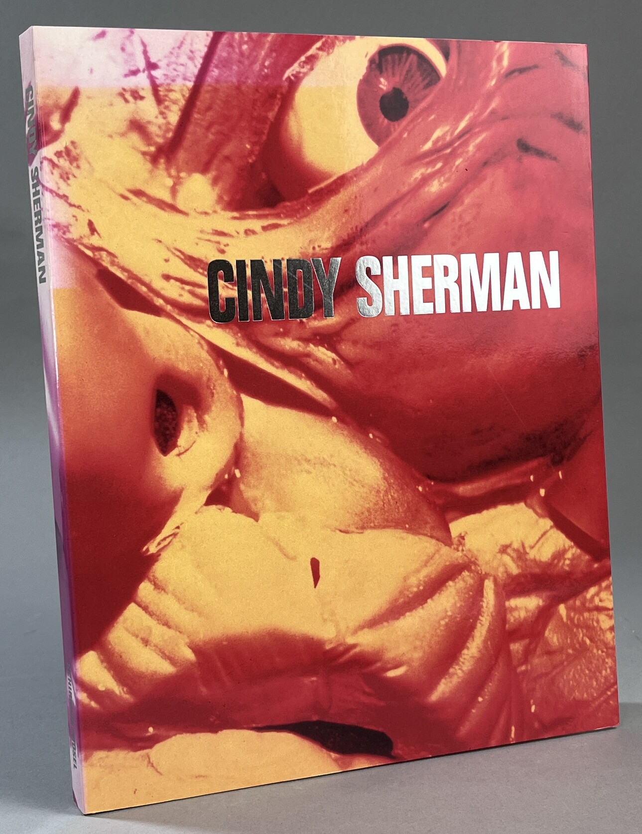 Cindy Sherman. Fotografiska arbeten 1975-1995. Texter av Elisabeth Bronfen ... Översättningar: Joachim Retzlaff. [Utg. av] Malmö konsthall.