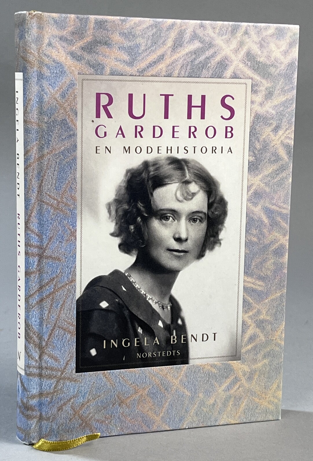 Ruths garderob. En modehistoria. [Utg. av] Norstedts.