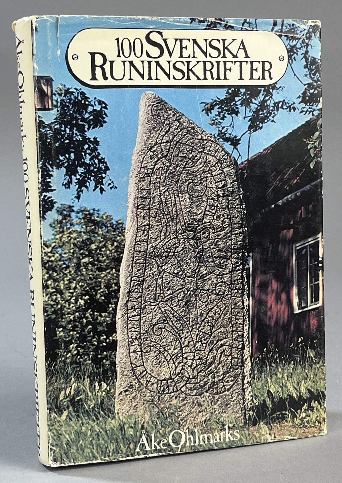 100 svenska runinskrifter, tolkade, kommenterade och delvis rekonstruerade. [Utg. av] Bokförlaget Plus.