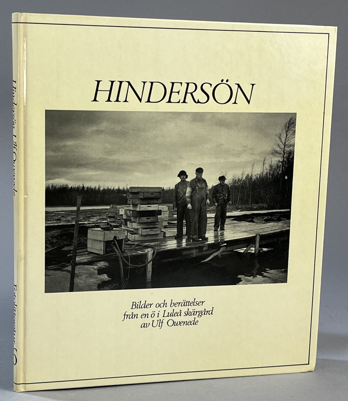 Hindersön. Bilder och berättelser från en ö i Luleå skärgård av Ulf Owenede [= omslagstitel]. [Utg. av] Fyra Förläggare.