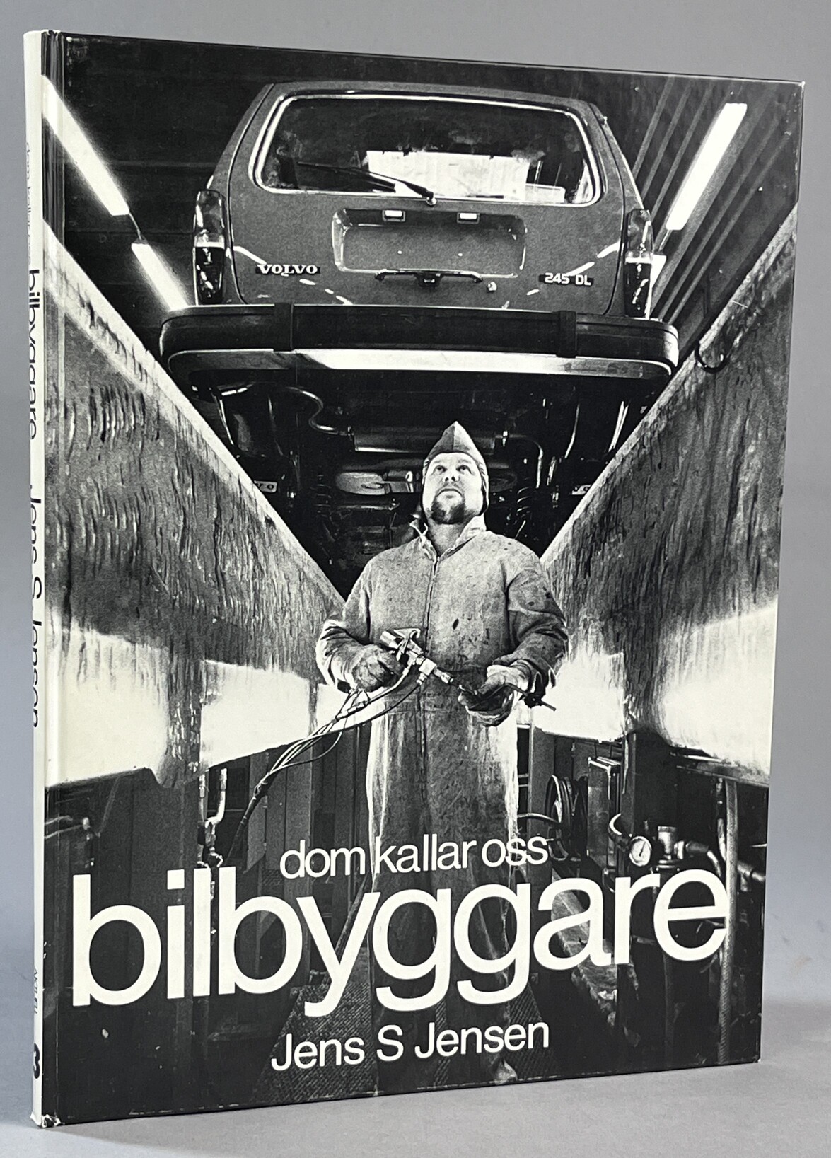 Dom kallar oss bilbyggare. En berättelse om arbete och arbetare vid Volvo Torslandaverken i Göteborg. [Utg. av] Fyra Förläggare.