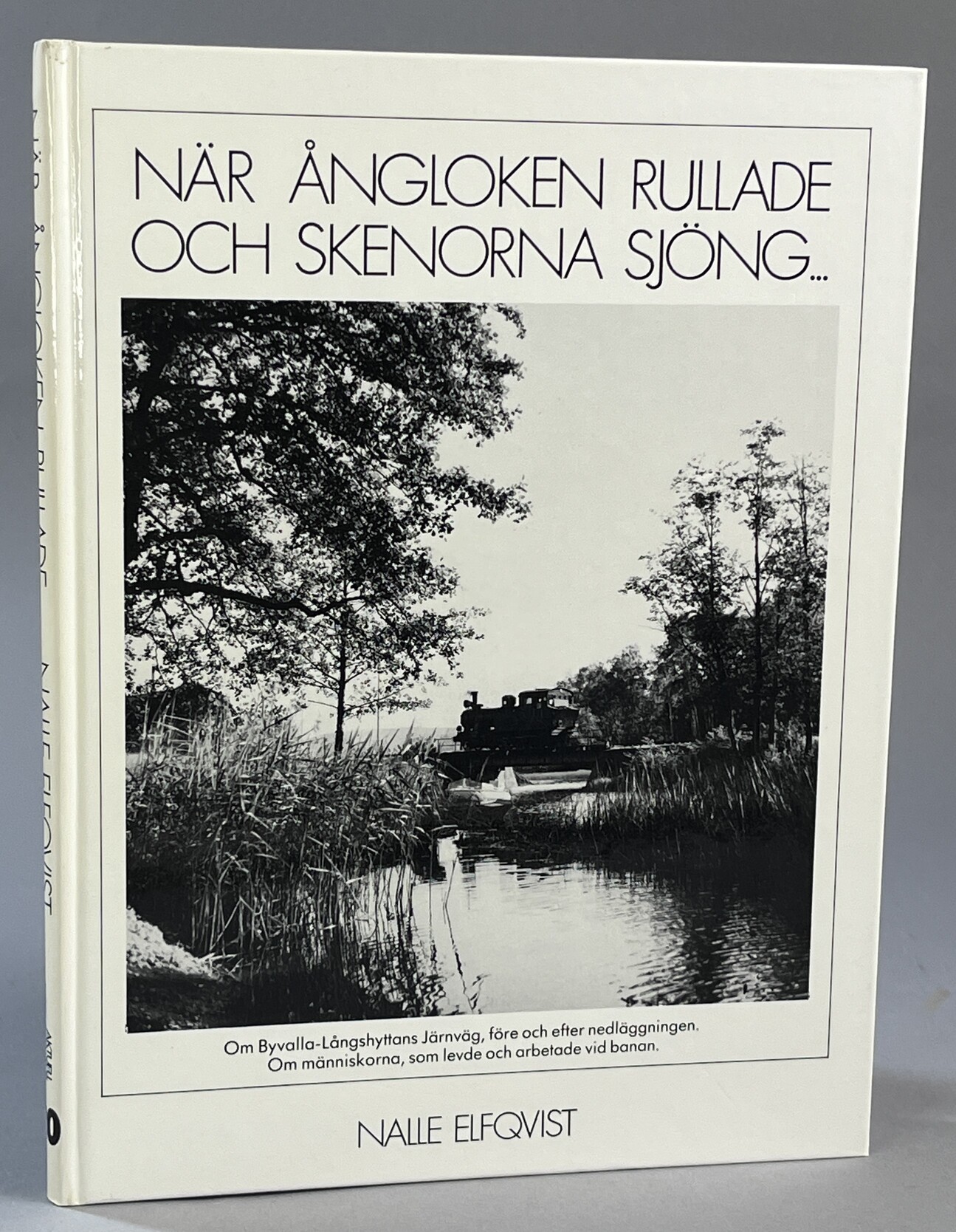 När ångloken rullade och skenorna sjöng. [Om Byvalla-Långshyttan Järnväg, före och efter nedläggningen. Om Människorna, som levde och arbetade vid banan]. [Utg. av] Fyra förläggare.