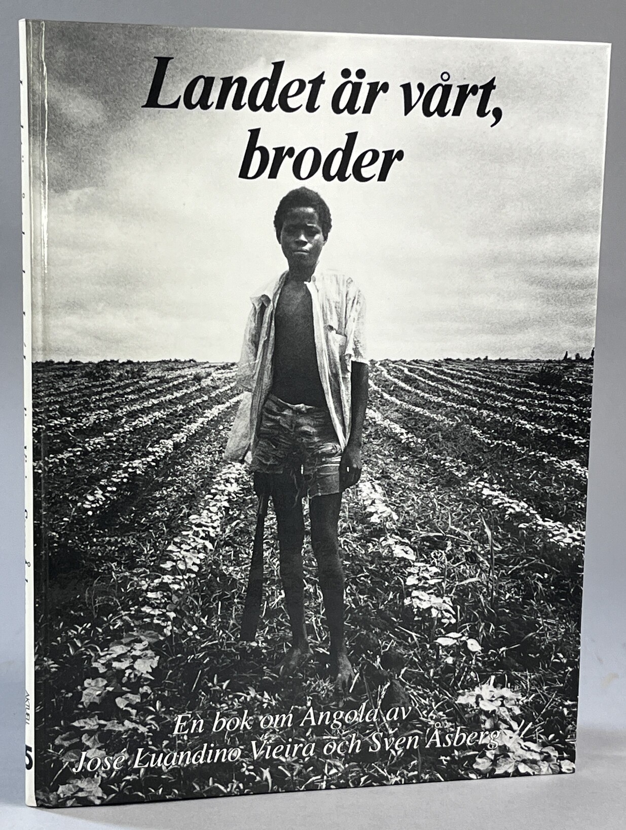 Landet är vårt, broder. [En bok om Angola]. Bilder Sven Åsberg. Text José Luandino Vieira. Inledning, översättning och redigering Elisabeth Hedborg. [Utg. av] Fyra Förläggare.
