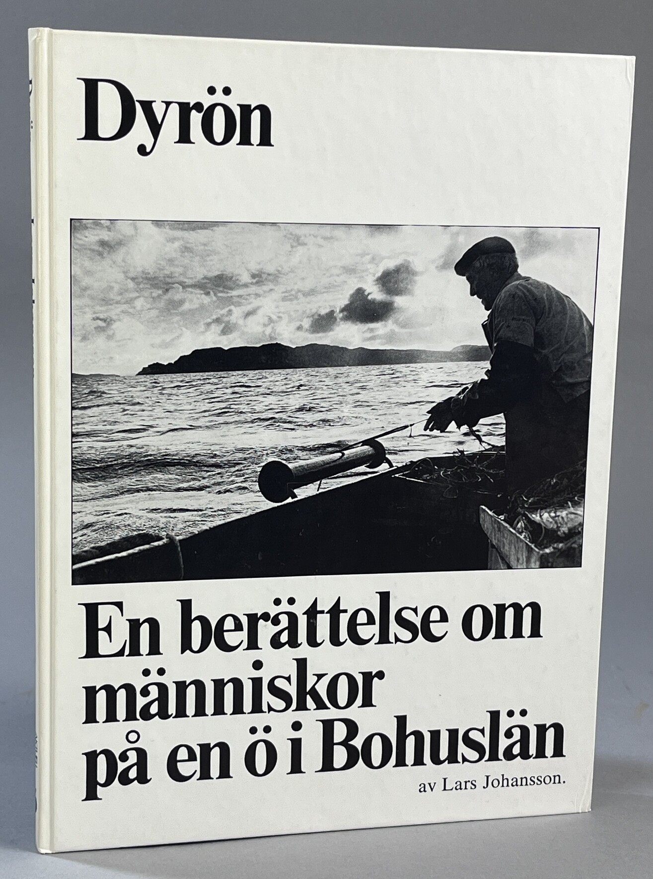 Dyrön. En berättelse om människor på en ö i Bohuslän. [Utg. av] Fyra Förläggare AB.