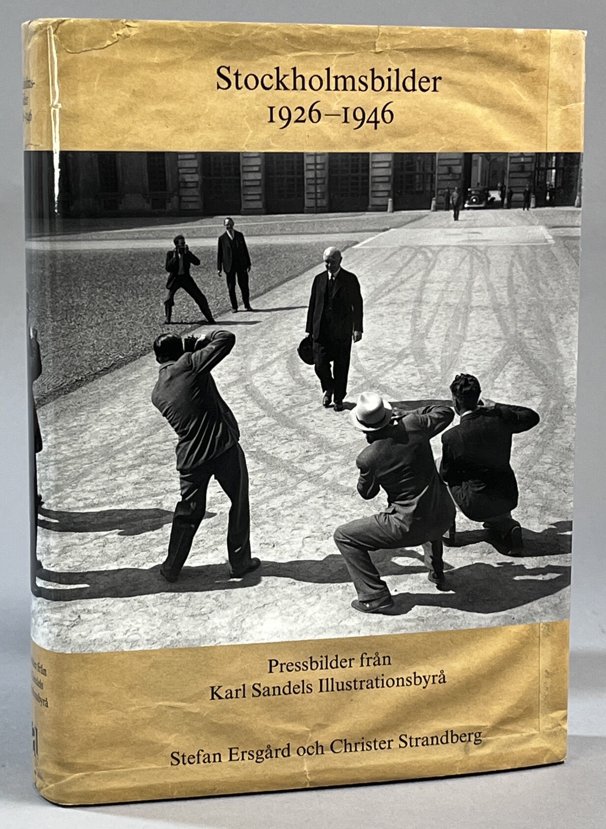 Stockholmsbilder 1926-1946. Pressbilder från Karl Sandels Illustrationsbyrå. [Utg. av] Bokförlaget Arena.