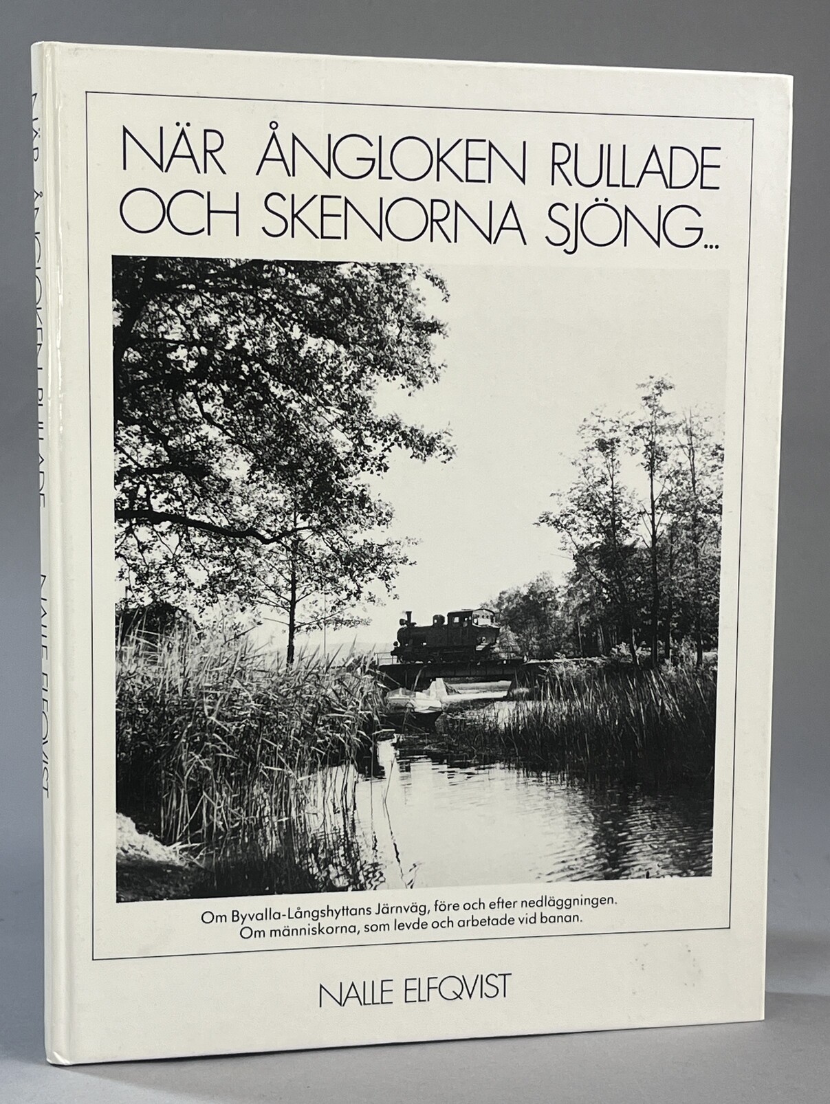 När ångloken rullade och skenorna sjöng. [Om Byvalla-Långshyttan Järnväg, före och efter nedläggningen. Om Människorna, som levde och arbetade vid banan]. [Utg. av] LiberFörlag.