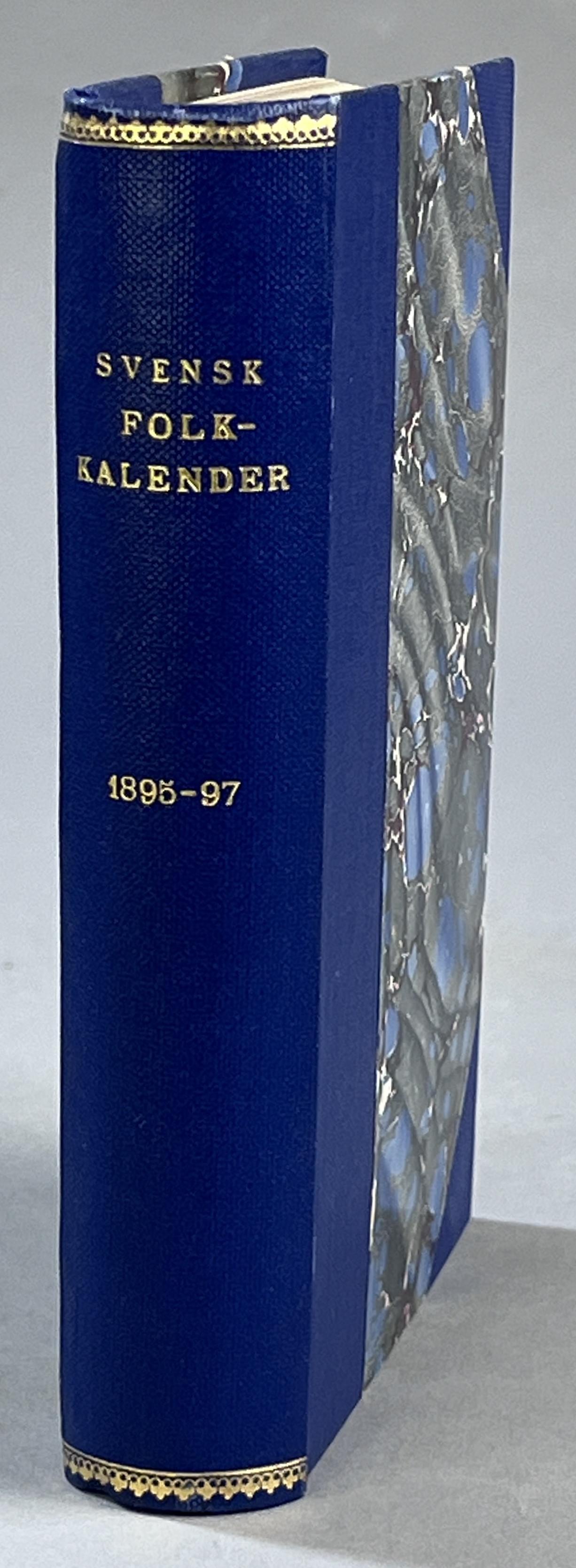 Svensk folkkalender. 1895. [... 1896. Andra årgången.; ... 1897]. En nyttig och nöjsam årsbok för alla, hög och låg, fattig och rik, ung och gammal. [Utg. av] Wilh. Siléns förlag.