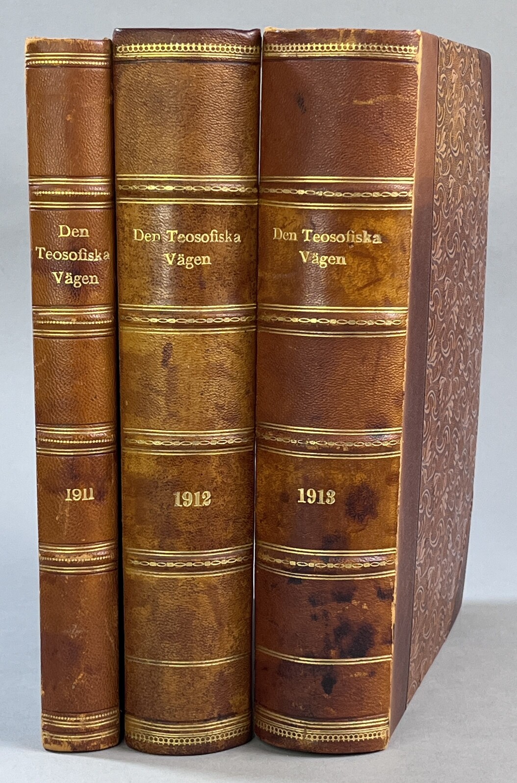 Den teosofiska vägen. Internationell månadsskrift. Årgång I. Juli - December, 1911. [... II. Januari - December, 1912; ... III. Januari - December, 1913]. [Utg. av] Universella Broderskapets förlag.