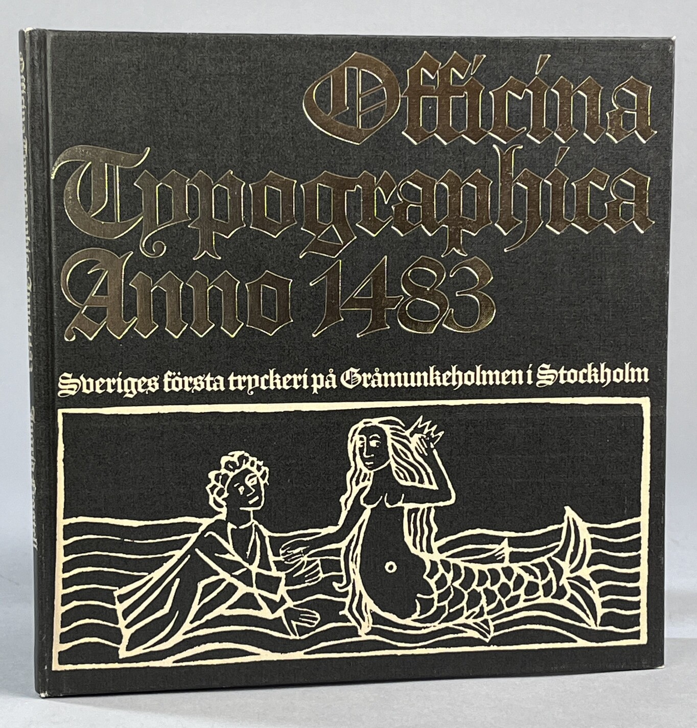 Officina Typographica anno 1483. En jubileumsintervju med Sveriges förste boktryckare. Lärpojke i Johann Snells tryckeri på Gråmunkeholmen. Pappersresan till hansestaden Lübeck. Utgiven jubileumsåret av Svensk Typografi Ekerö.