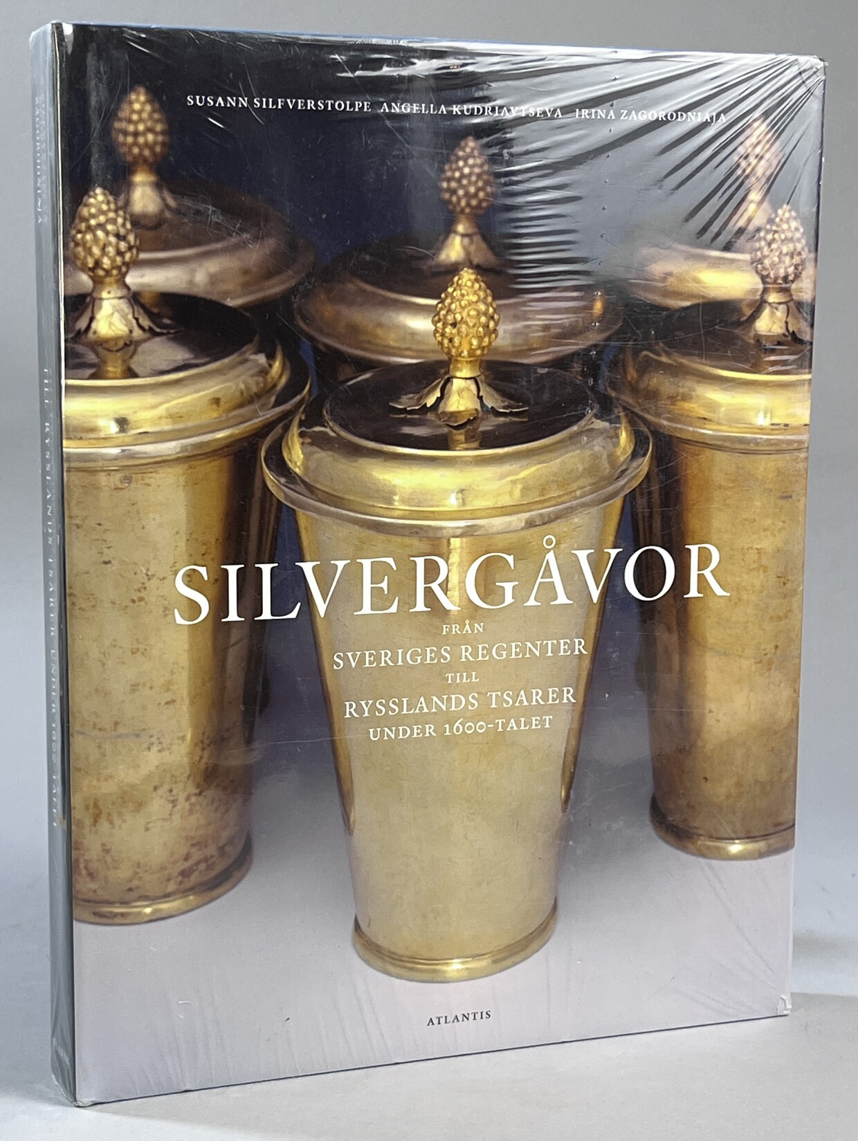 Silvergåvor från Sveriges regenter till Rysslands tsarer under 1600-talet. [Utg. av] Bokförlaget Atlantis.