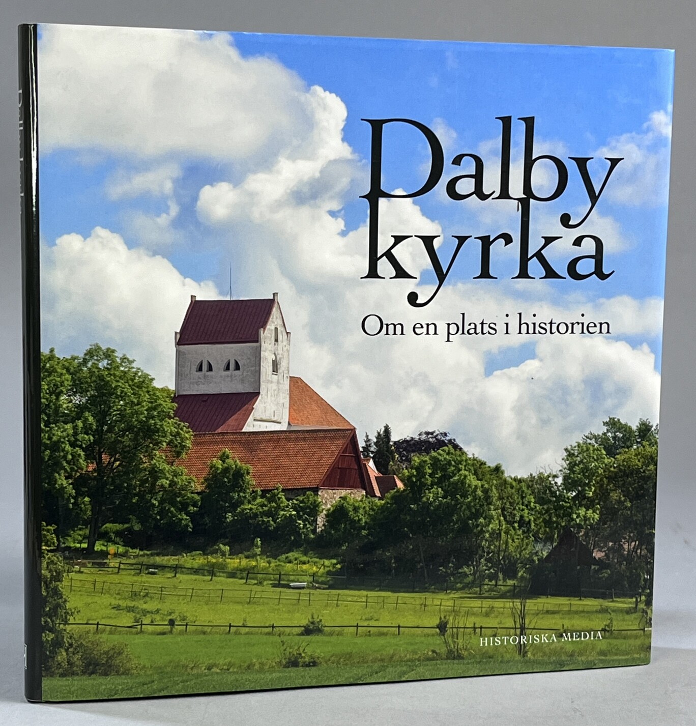 Dalby kyrka. Om en plats i historien. [Utg. av] Historiska Media.