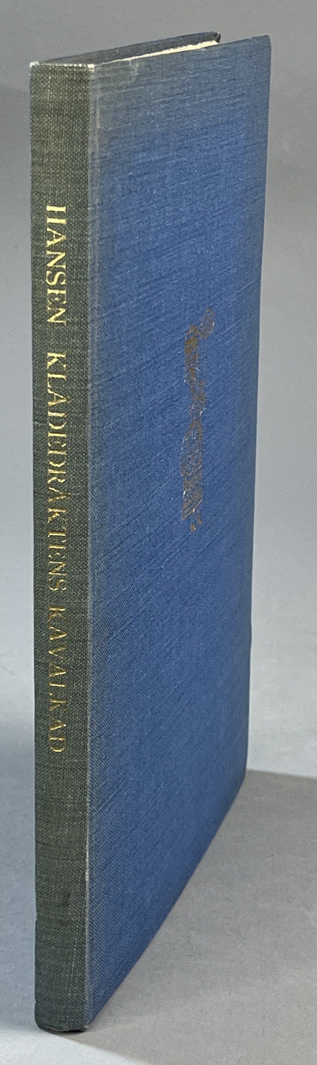 Klädedräktens kavalkad. Illustrationer av Ebbe Sunesen, Mogens Bryder och Kaj Nørregaard. [Översättning: Barbro Ericsson]. [Utg. av] Almqvist & Wiksell.