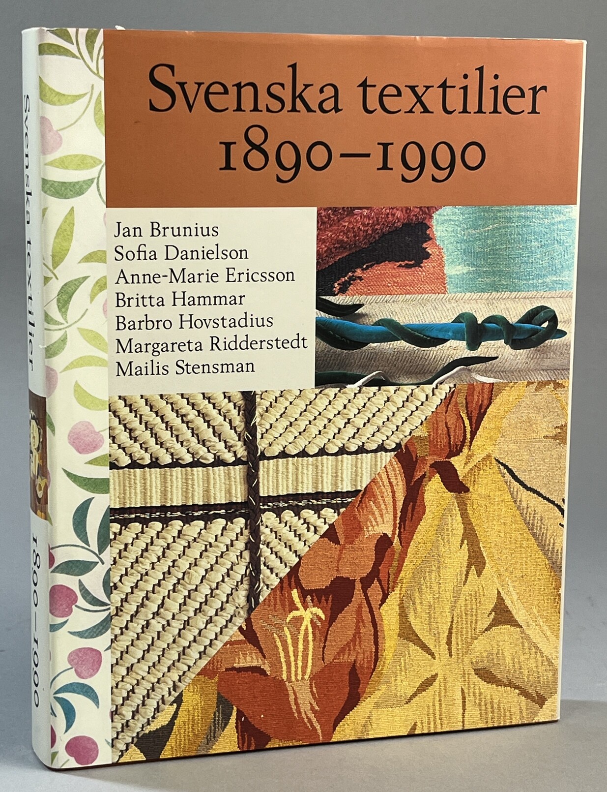 Svenska textilier 1890-1990. [Utg. av] Bokförlaget Signum.