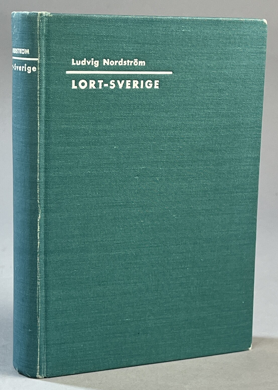 Lort-Sverige. Tredje upplagan. [Med teckningar av författaren]. [Utg. av] Kooperativa förbundets bokförlag.