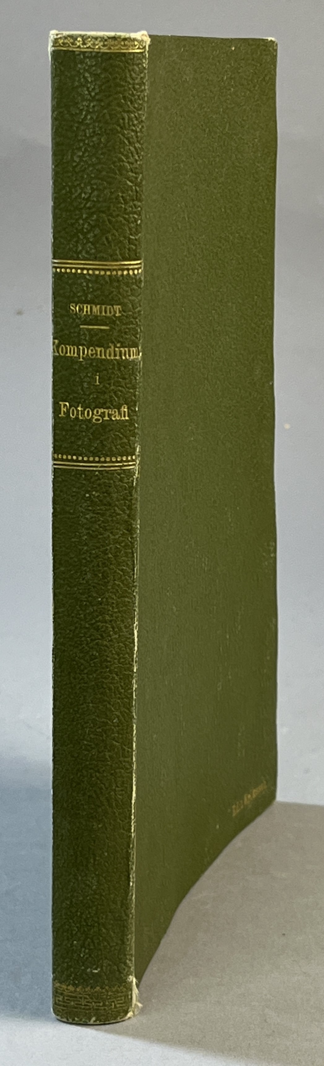 Kompendium i praktisk fotografi af F. Schmidt ... Med 114 afbildningar. Bemyndigad öfversättning och bearbetning af Albin Roosval ... [Utg. av] Jos. Seligmanns förlag.