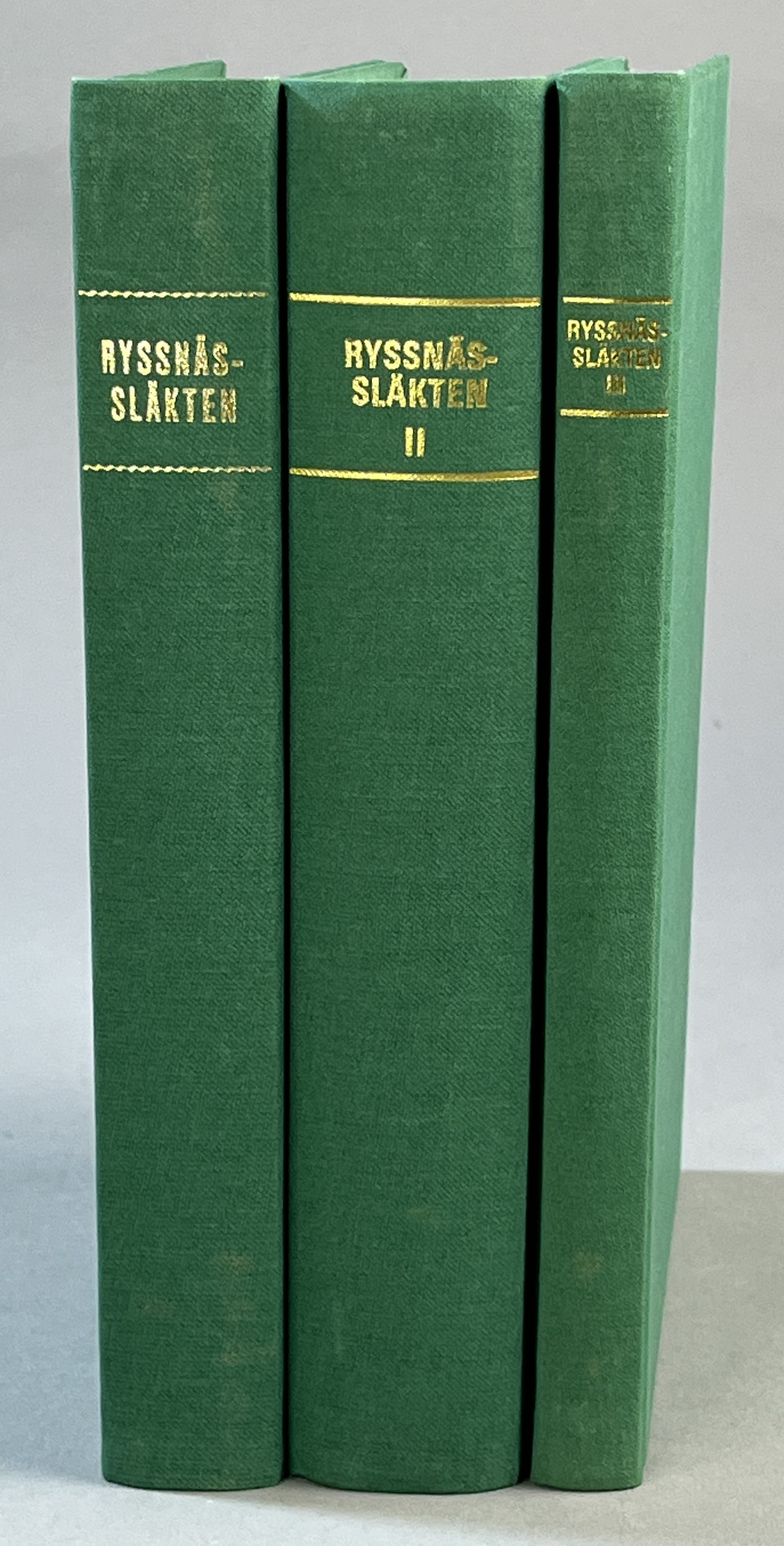 Ryssnässläkten. Släktförteckning. Första delen. [... Andra delen; ... Tredje delen]. Utarbetad av Frans A[lbert] Hall. Omarbetad och utökad av Alfhild Bergqvist.