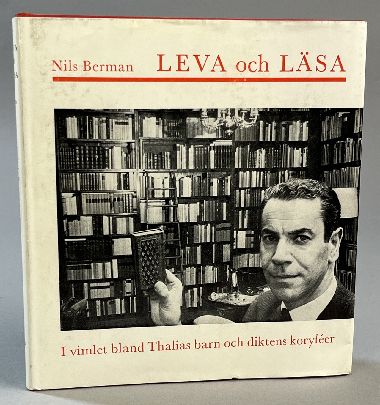 Leva och läsa. I vimlet bland Thalias barn och diktens koryféer. [Utg. av] Rabén & Sjögren.
