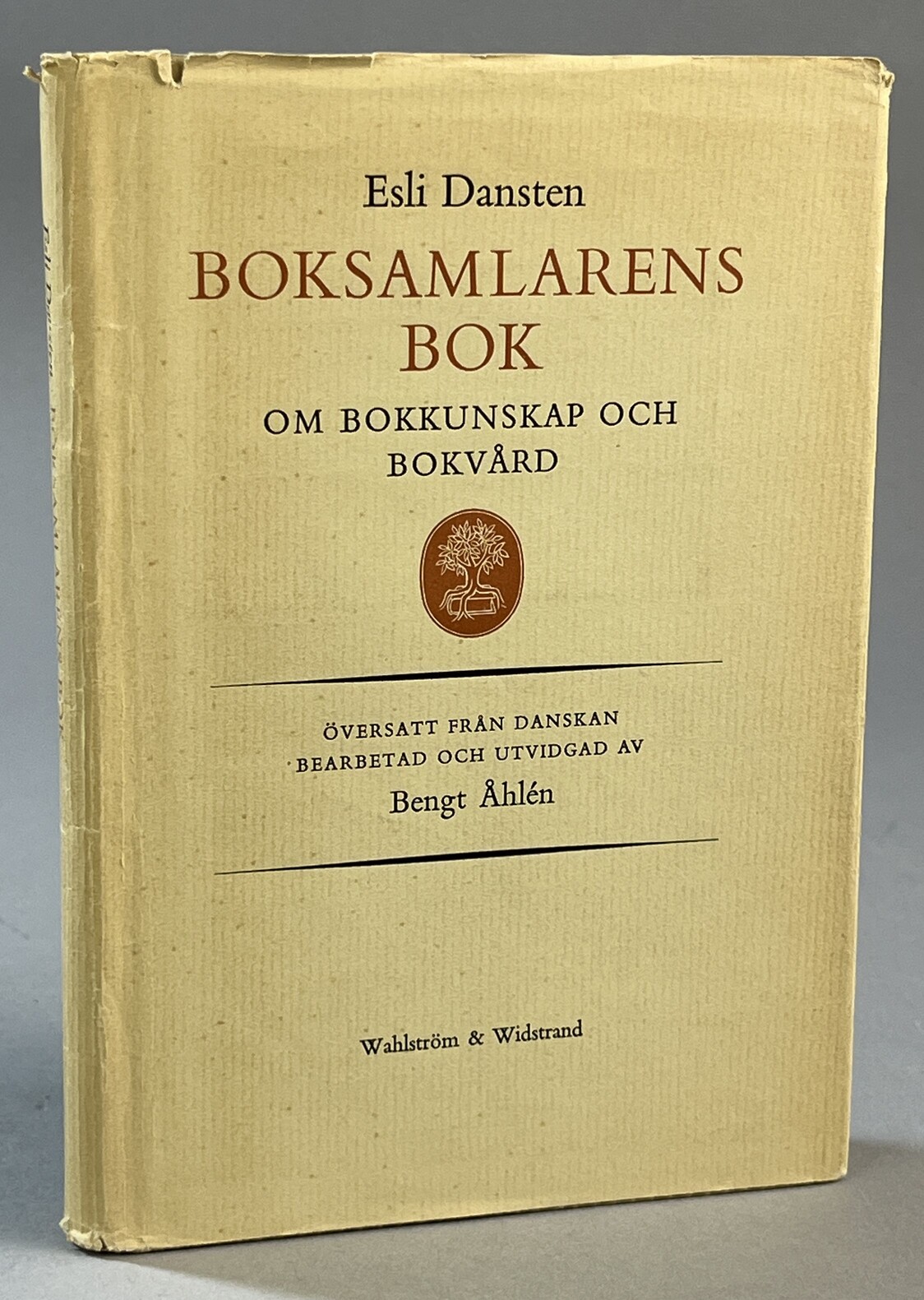 Boksamlarens bok om bokkunskap och bokvård. Översatt från danskan, bearbetad och utvidgad av Bengt Åhlén. [Utg. av] Wahlström & Widstrand.