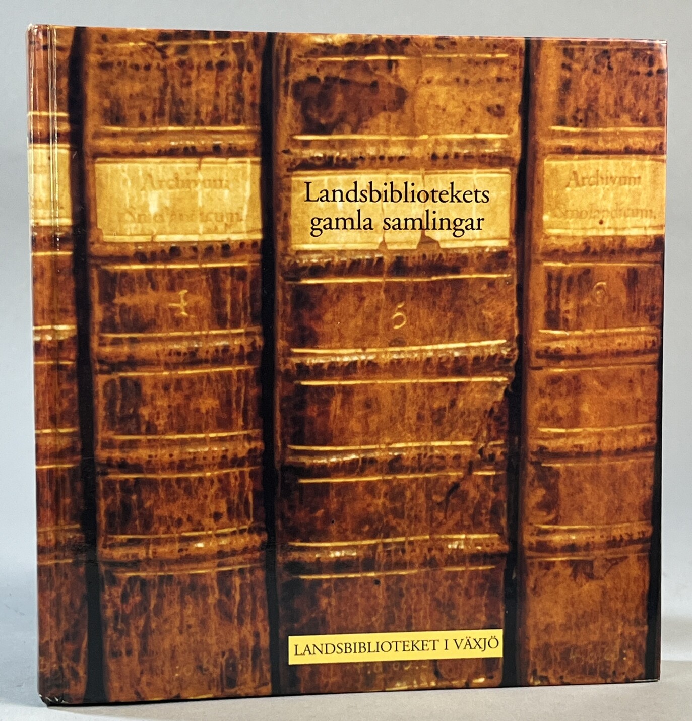 Landsbibliotekets gamla samlingar. Om handskrifter och böcker ur Landsbibliotekets i Växjö gamla samlingar. Utgiven av Kronobergs läns hembygdsförbund i samarbete med Smålands Museum.