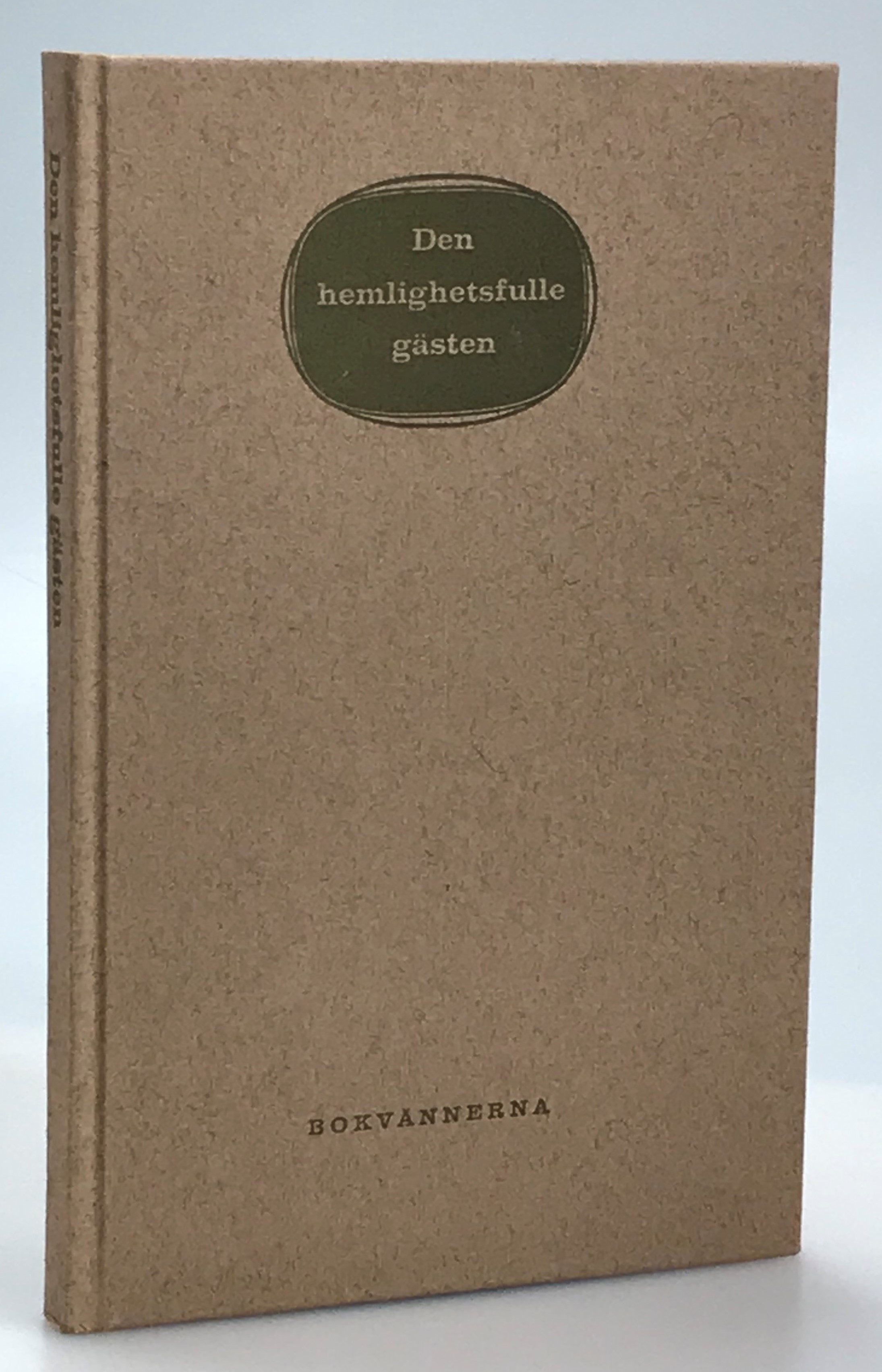 Den hemlighetsfulle gästen. Illustrerad av Hasse Eriksson. [Utg. av Sällskapet] Bokvännerna.