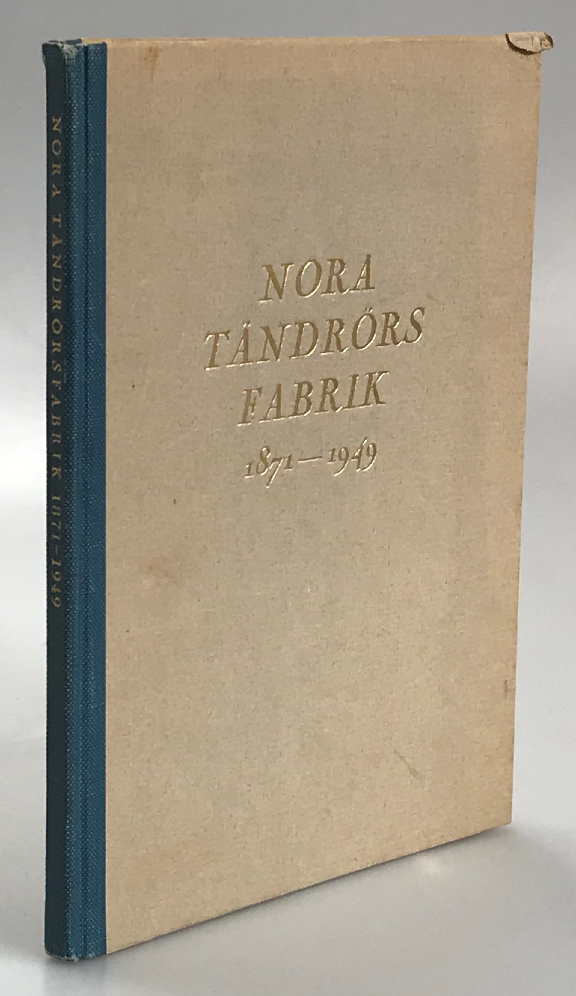 Nora tändrörsfabrik 1871-1949. Historik till företagets femtioårsjubileum som aktiebolag år 1949, på uppdrag av styrelsen för Aktiebolaget Nora Tändrörsfabrik utarbetad av Sixten Rönnow.