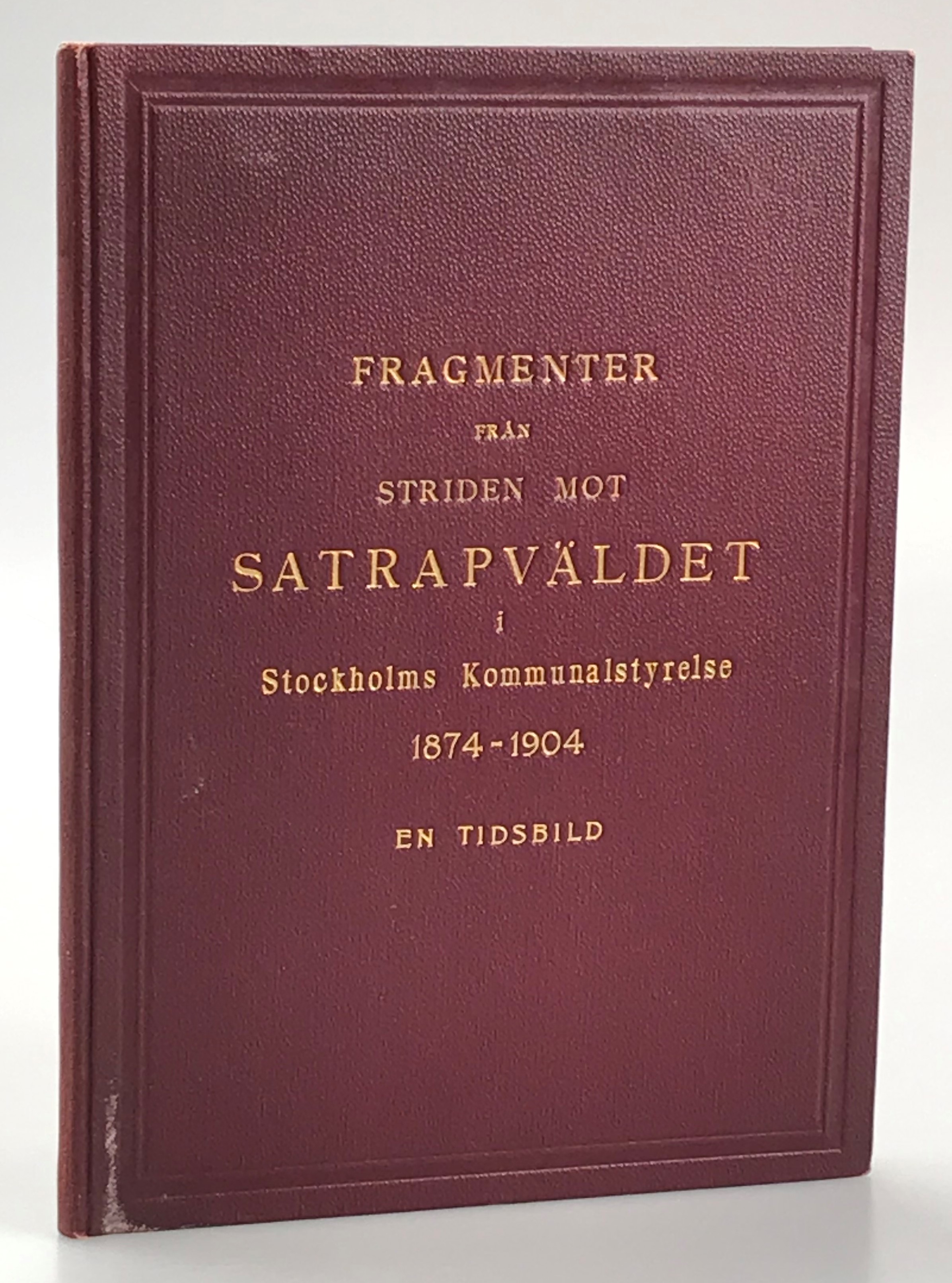Fragmenter från striden mot satrapväldet i Stockholms kommunalstyrelse 1874-1904. En tidsbild. [= pärmtitel]. Stockholms kommunala öde. Polisstyrelse för sjelfstyrelse. En samling aktstycken och uttalanden. Första samlingen [- andra samlingen].