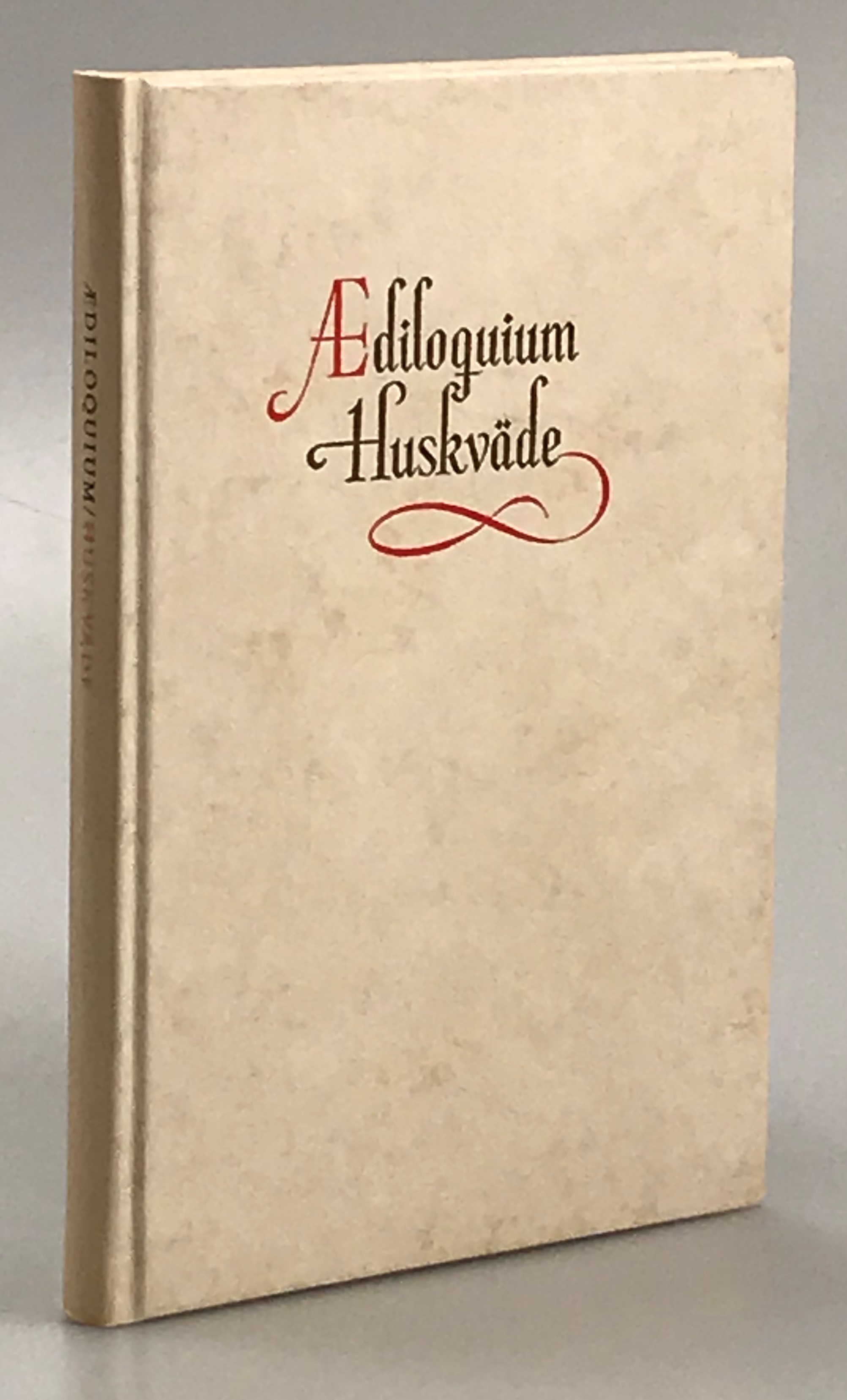 Ædiloquium. Huskväde eller distika lämpade för varje hus i staden och på landet. Jämväl Septem epitaphia, sju gravskrifter över några kärlekslidanden avfattade på klassiskt manér. [Övers. av Casimir Fontaine]. [Utg. av Sällskapet] Bokvännerna.