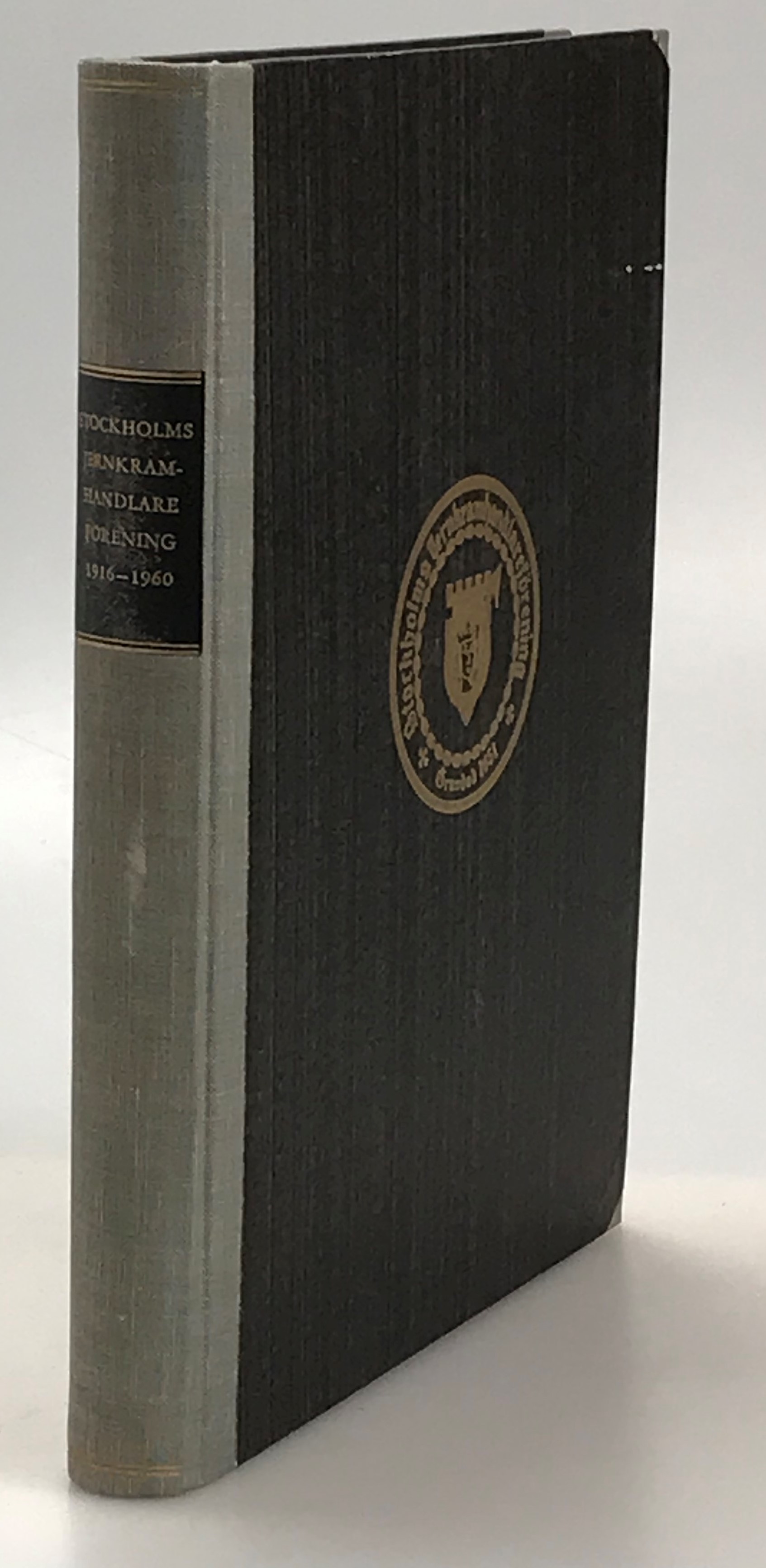 Stockholms jernkramhandlareförening 1916-1960. Historik utarbetad till föreningen sjuttioårsjubileum av Erik Nygren. De biografiska uppgifterna insamlade och redigerade av Harry Gustafsson.