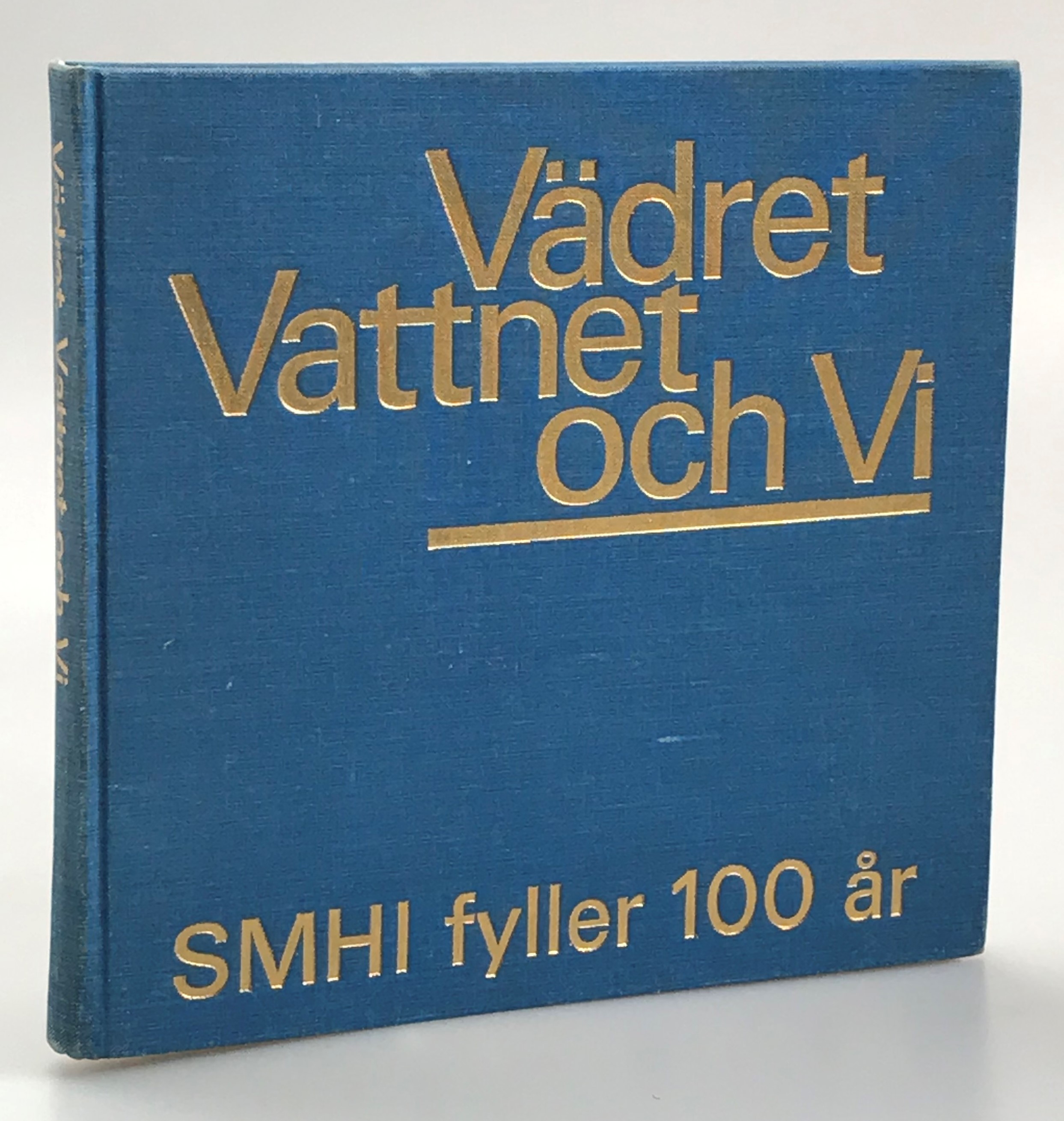 Vädret Vattnet och Vi. SMHI fyller 100 år. [Utg. av] SMHI / Allmänna Förlaget.