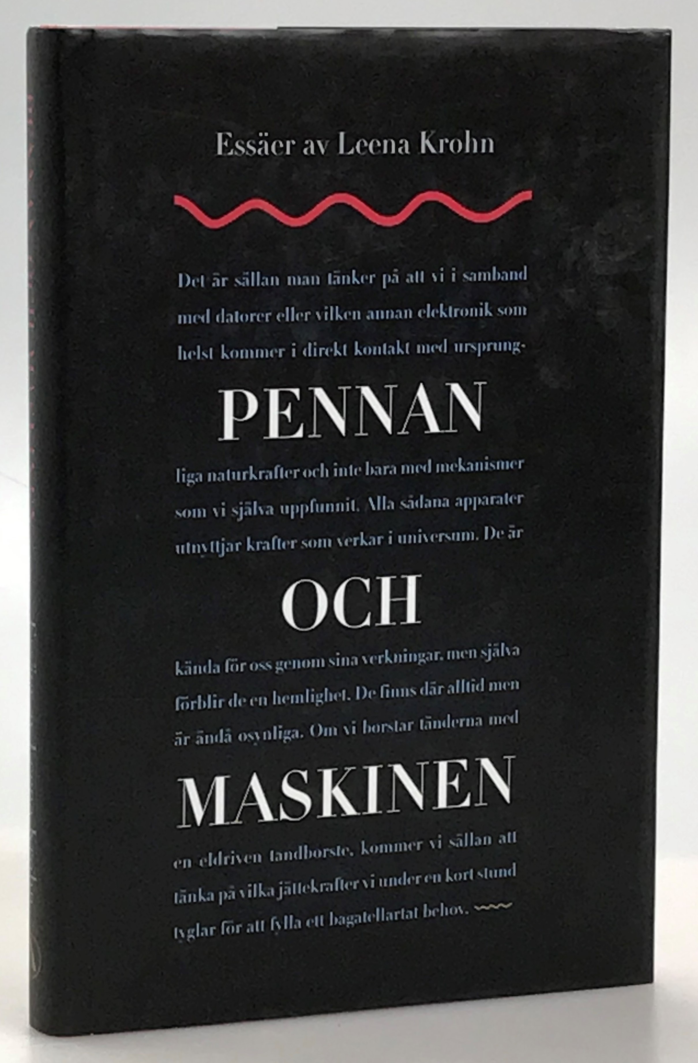 Pennan och maskinen. [Essäer]. Översättning av seija Torpefält. [Utg. av] Anamma.
