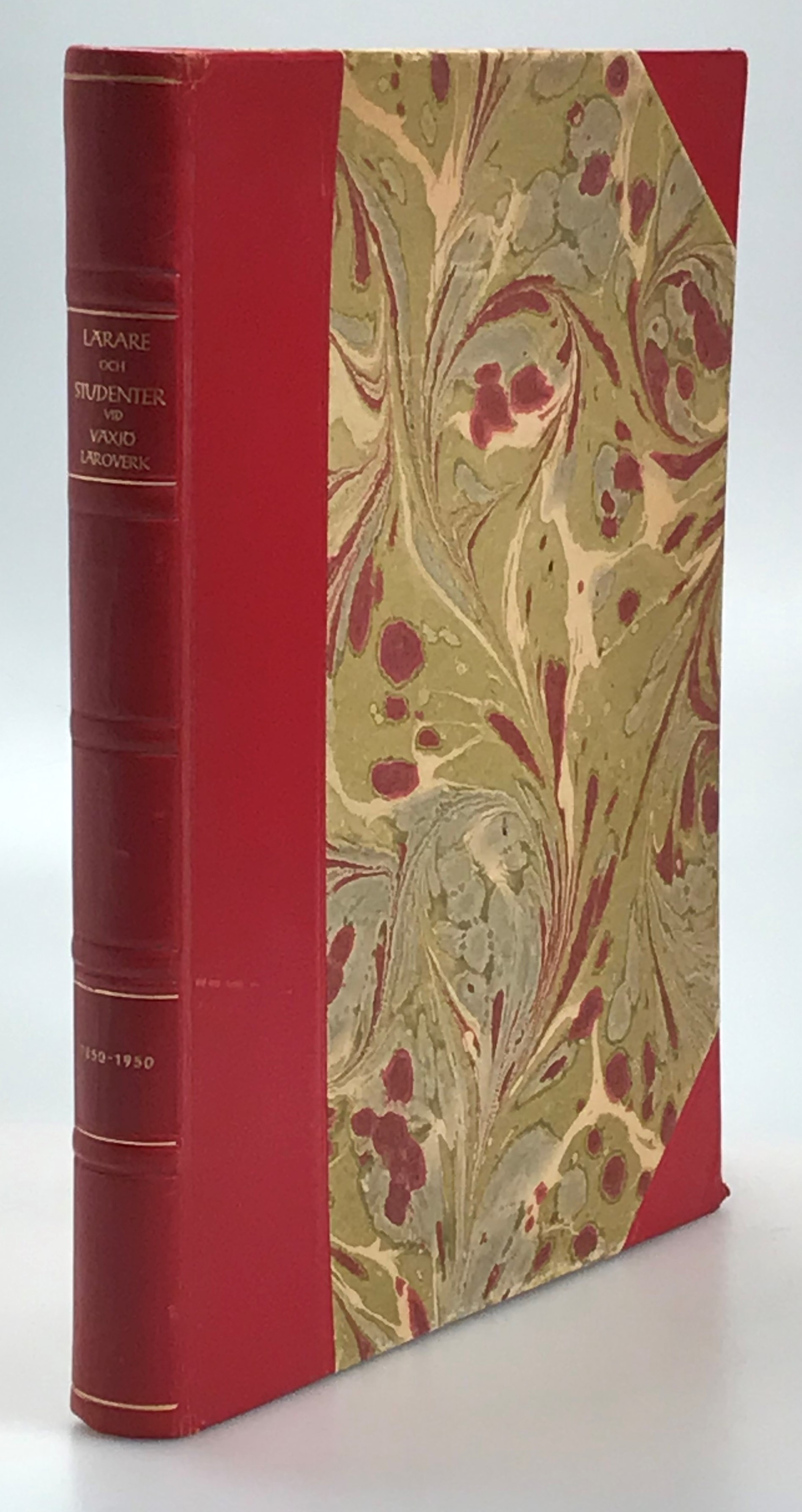 Lärare och studenter vid Växjö högra allmänna läroverk åren 1850-1950. Kortfattad biografi utgiven av Växjöstudenternas förbund.