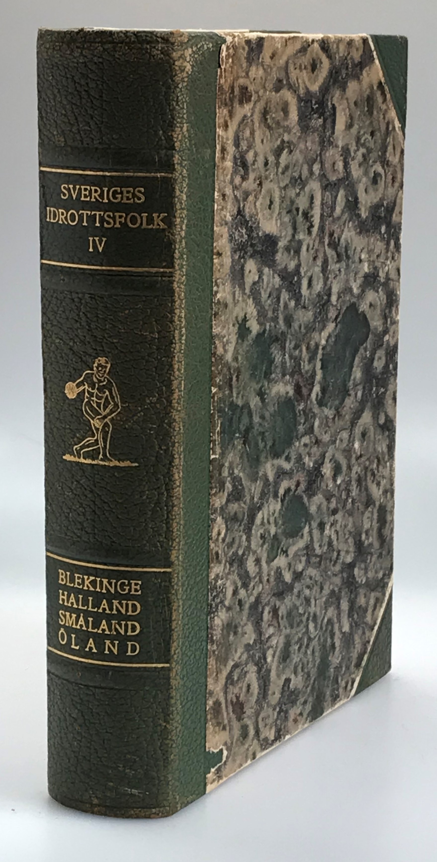 Svenskt idrottsfolk. Del IV. Blekinge - Halland - Småland - Öland. Artikelförfattare: Carl Holmberg, Owe Ahlfors-Geyer, Curt Ström. Utgivare: Förlaget Sveriges Idrottsfolk, Orvar Hellberg.