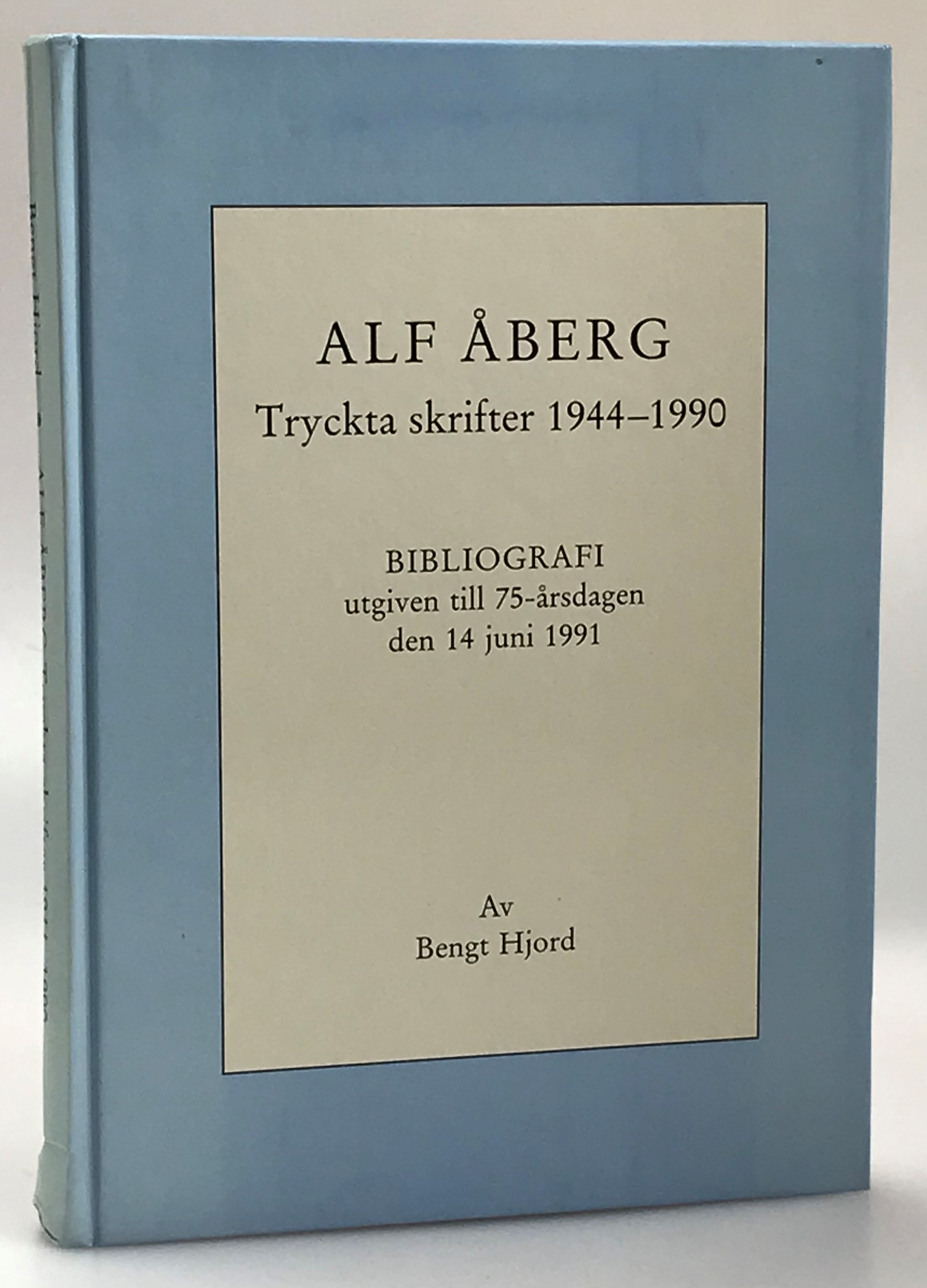 Alf Åberg. Tryckta skrifter 1944-1990. Bibliografi utgiven till 75-årsdagen den 14 juni 1991. Utgiven av Bengt Hjord i samarbete med Krigsarkivet, Svenska Dagbladet och Stiftelsen Bokförlaget Natur och Kultur.