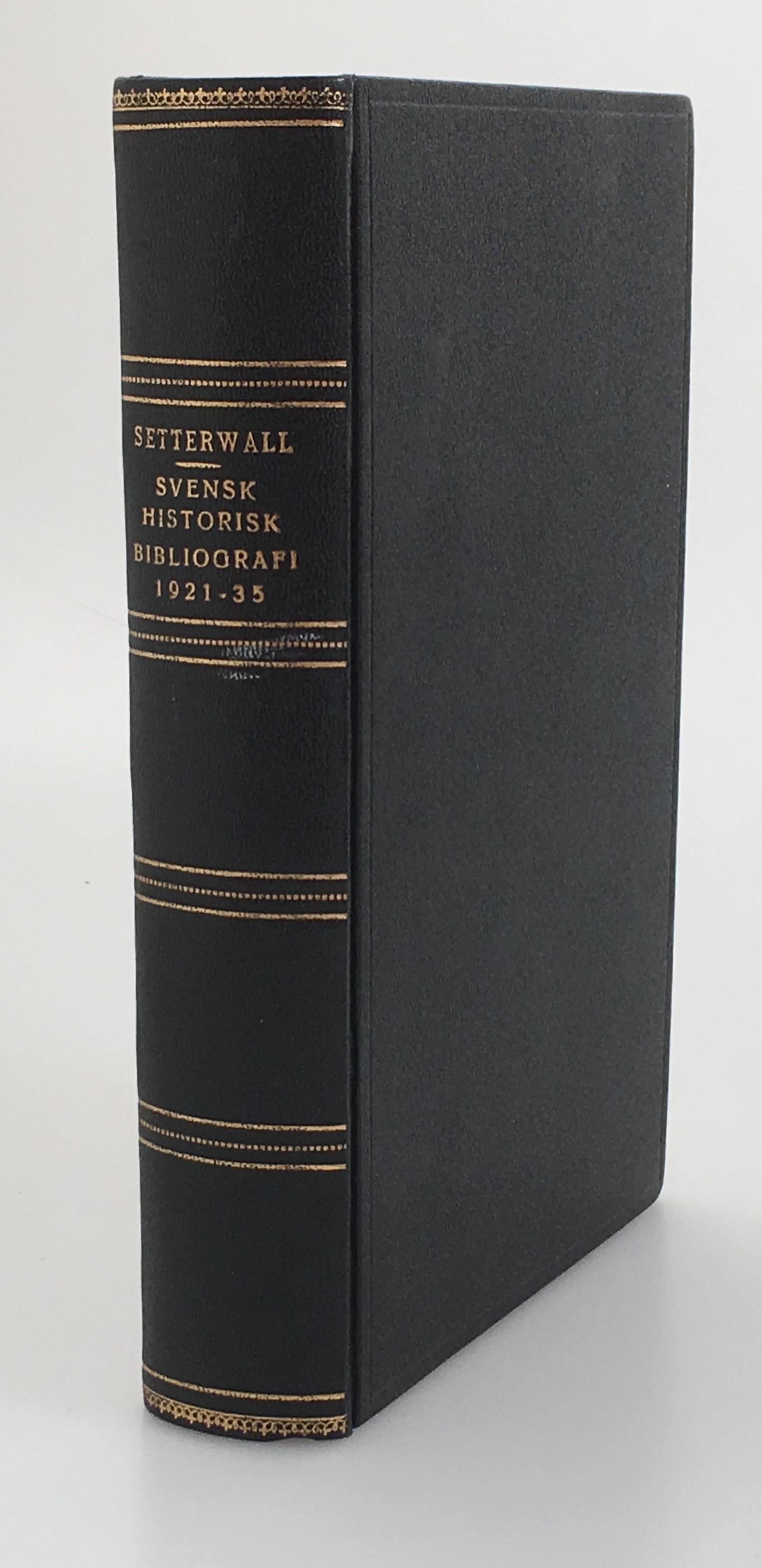 Svensk historisk bibliografi 1921-1935. Systematisk förteckning över skrifter och uppsatser som röra Sveriges historia utkomna från och med 1921 till och med 1935. På grundval av Kristian Setterwalls och Percy Elfstrands årsbibliografier reviderad och redigerad av Paul Sjögren.