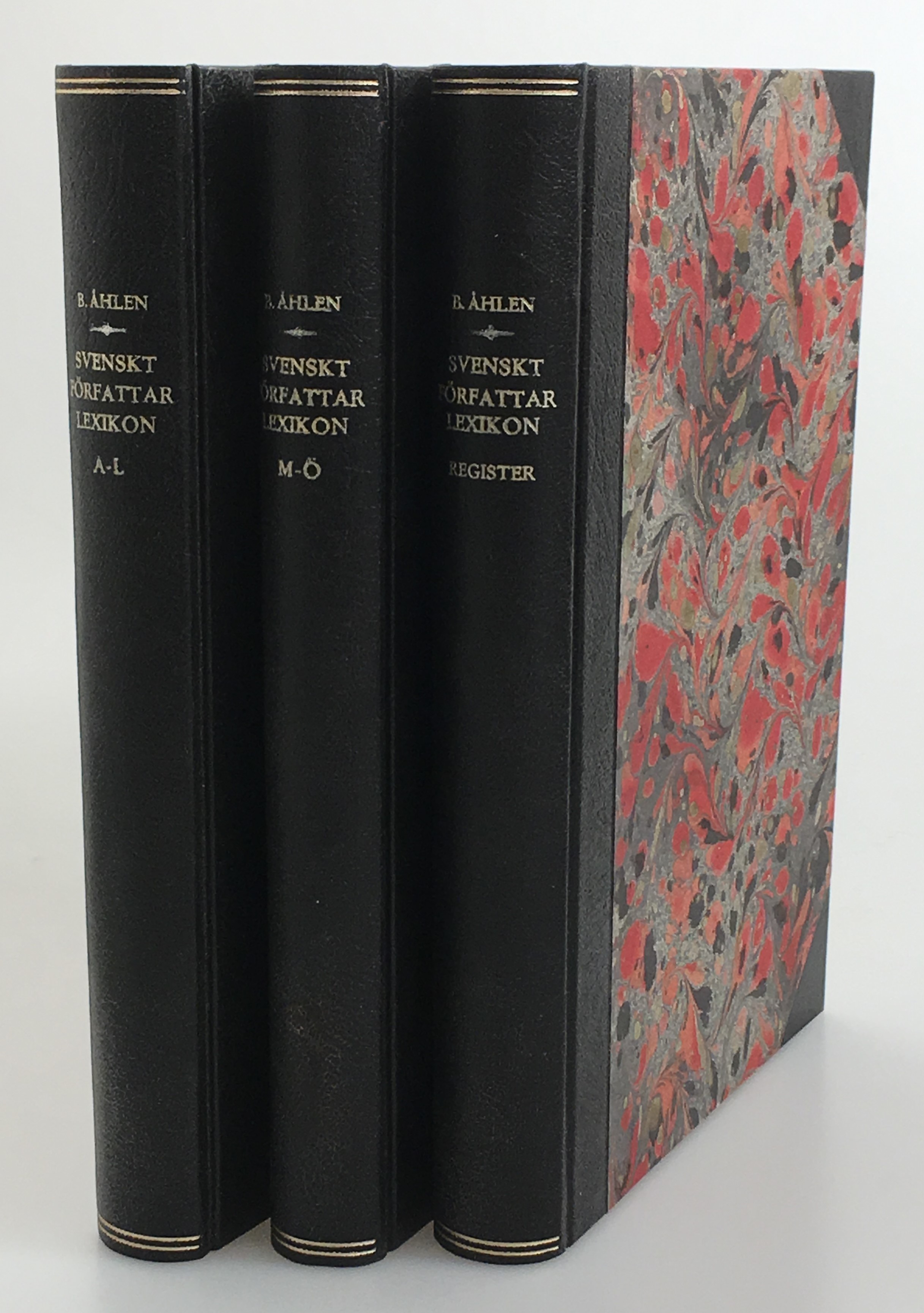 Svenskt författarlexikon 1900-1940. Biobibliografisk handbok till Sveriges moderna litteratur. Under medverkan av Carl-Thore Fries, Paul Harnesk, Agneta Lönborg. A-L. [... M-Ö; ... Register]. [Utg. av] Rabén & Sjögren.