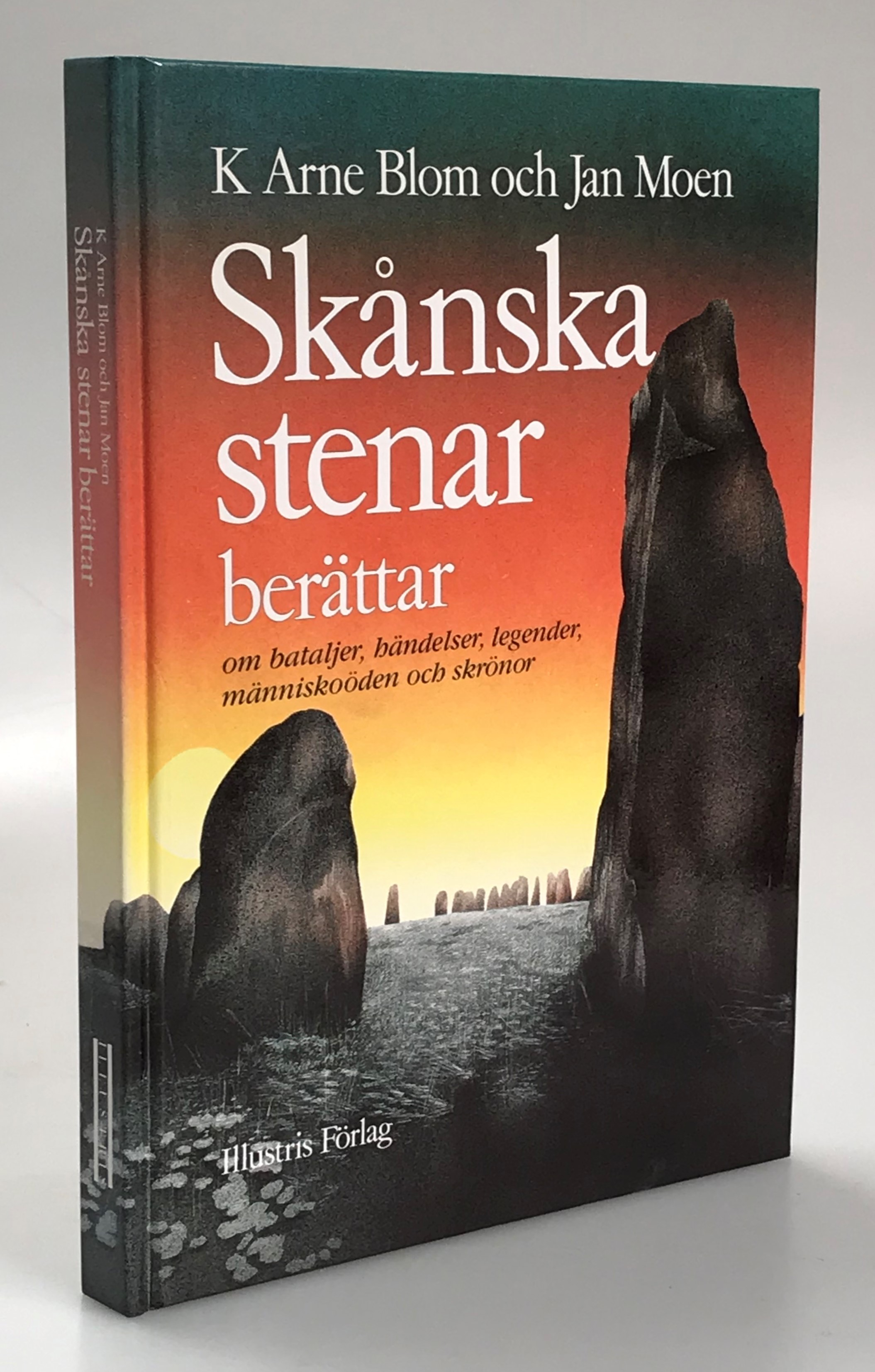 Skånska stenar berättar. [Om bataljer, händelser, legender, människoöden och skrönor]. [Utg. av] Illustris förlag.