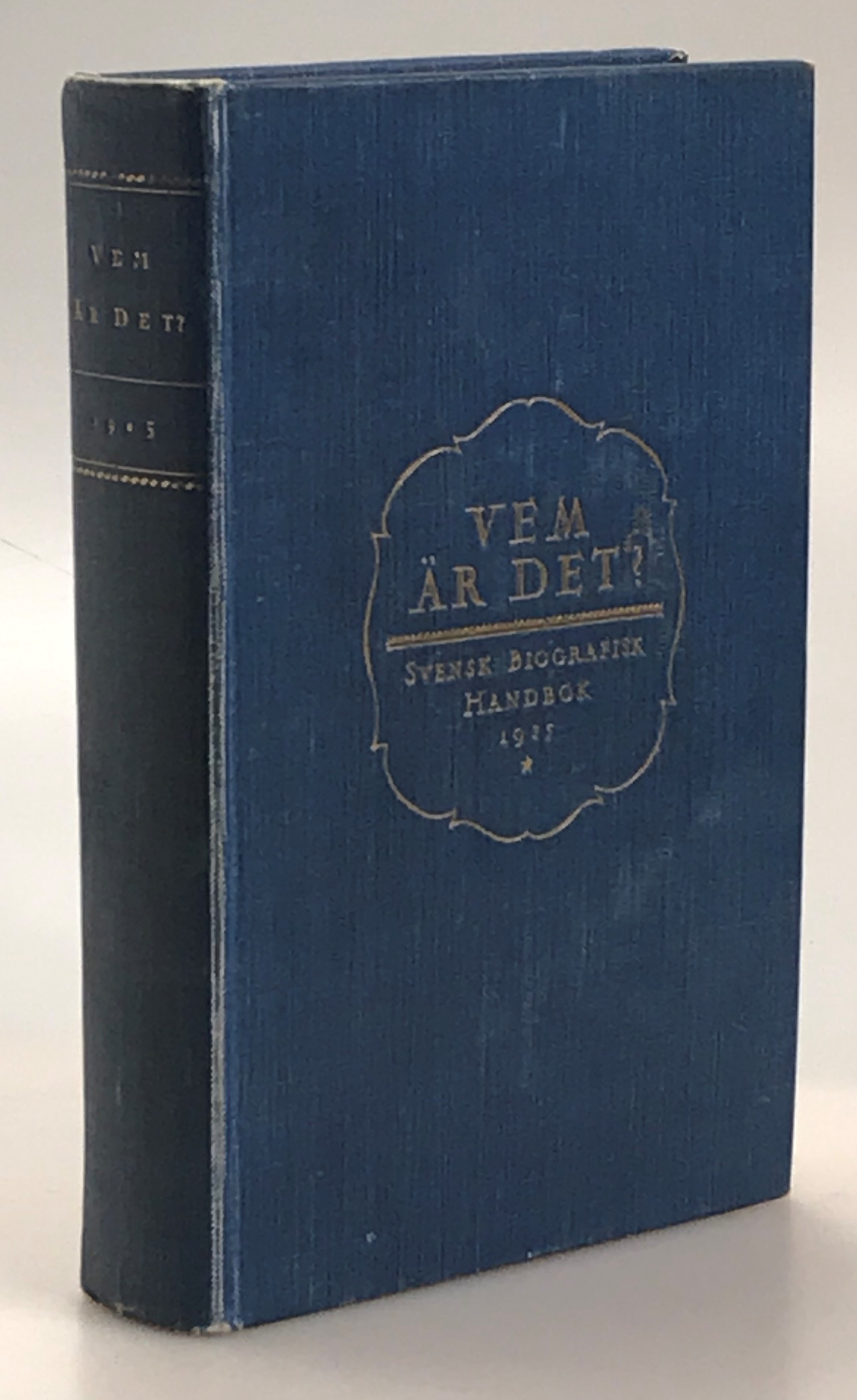 Vem är det? Svensk biografisk handbok 1925. Under redaktion av Göran Lindblad. [Utg. av] P.A. Norstedt & Söners förlag.