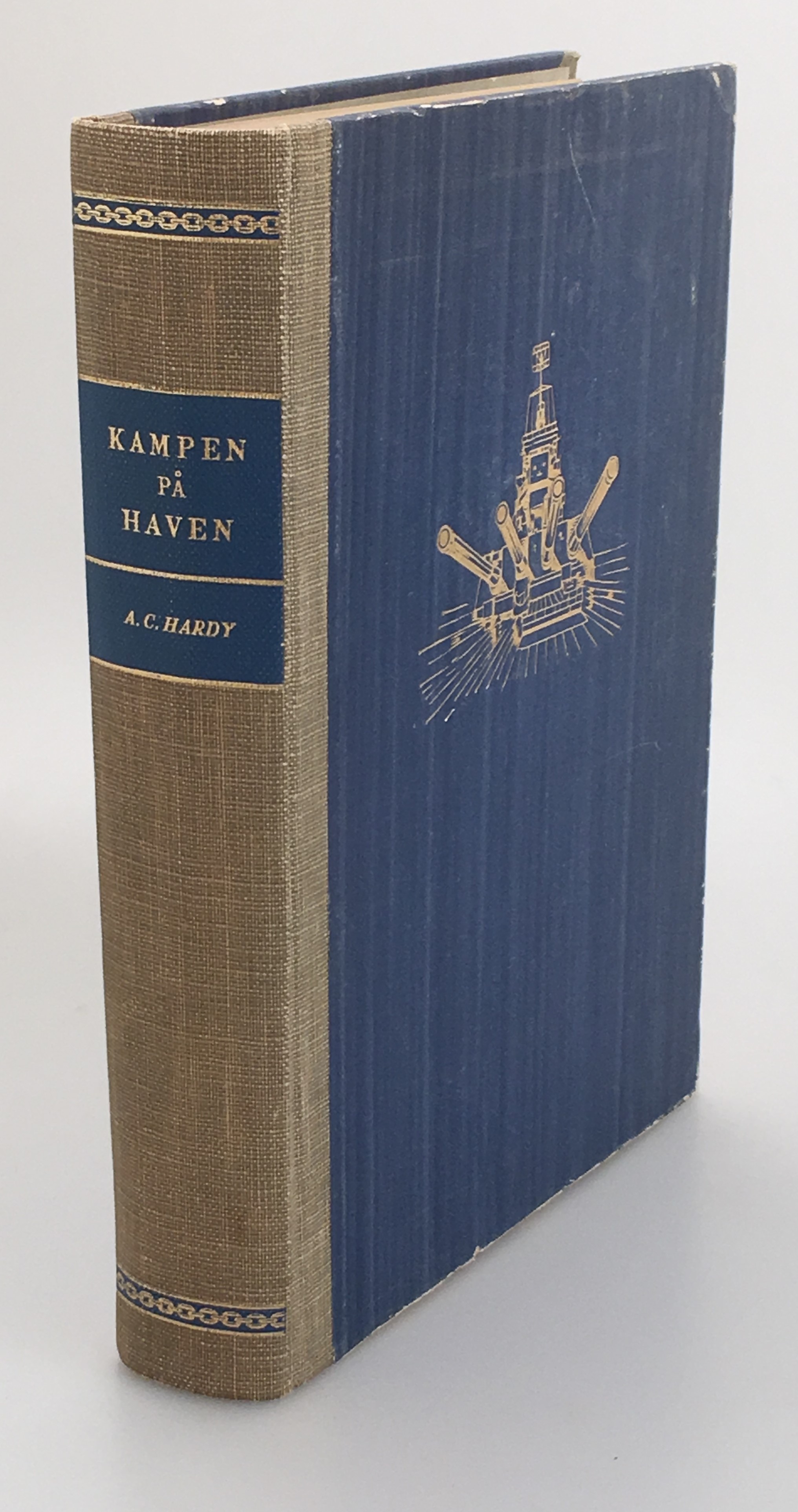 Kampen på haven. Sjökrigshändelserna under andra världskriget i populär framställning av A. C. Hardy. Första delen. [... Andra delen]. [Utg. av] Allhems Förlag.