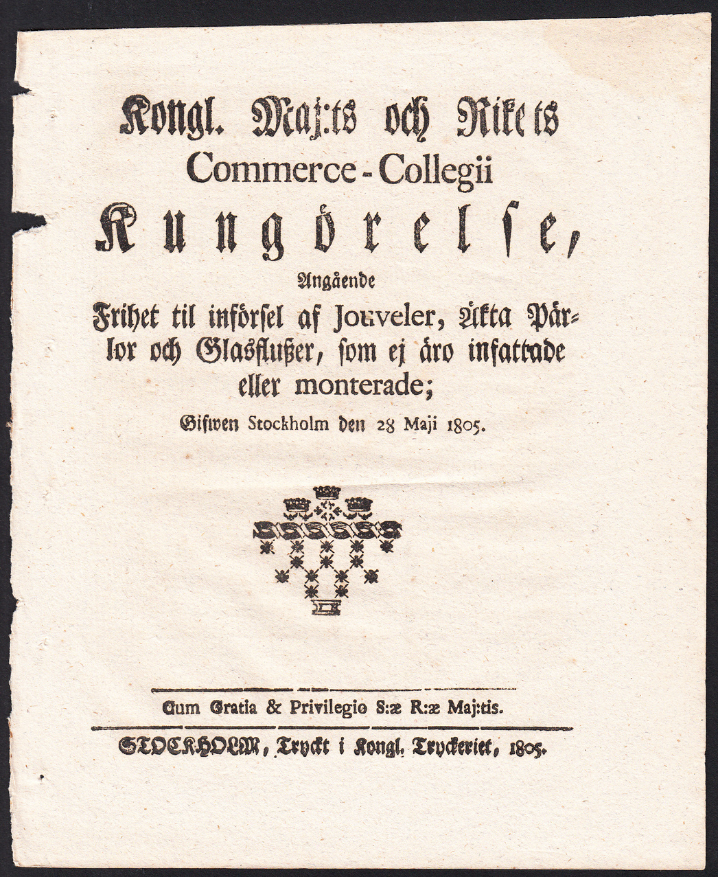 Kongl. Maj:ts och Rikets Commerce-Collegii Kungörelse, Angående Frihet til införsel af Jouveler, Äkta Pärlor och Glasfluszer, som ej äro infattade eller monterade; Gifwen Stockholm den 28 maji 1805.