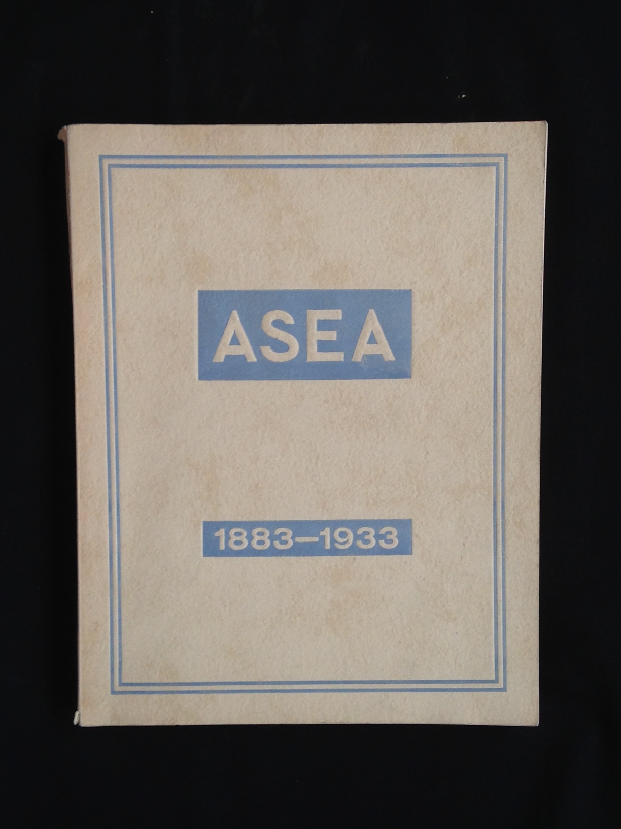 Allmänna Svenska Elektriska Aktiebolaget. Ett elektriskt halvsekel. Översikt över ASEAs utveckling 1883-1933. Utarbetad av Johan Åkerman.