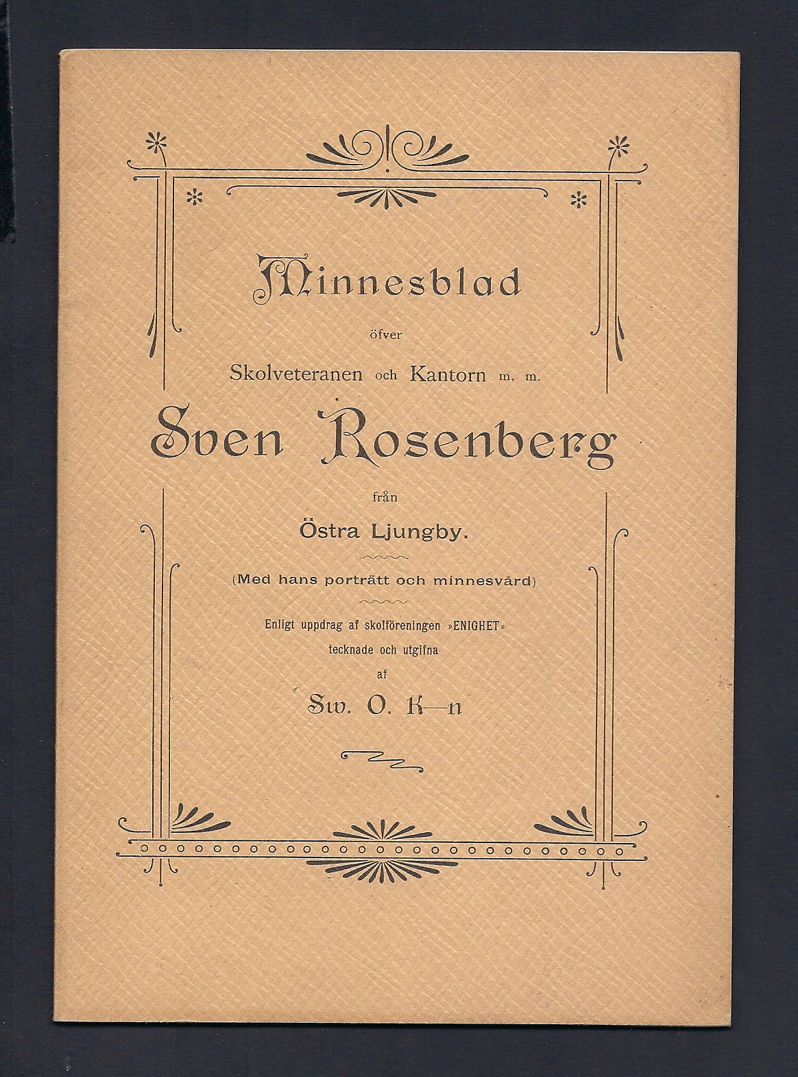 Minnesblad öfver skolveteranen och riksdagsmannen, kantorn och medaljören Sven Rosenberg från Östra Ljungby. En minnesruna tecknad för ‘Enighet’, Skånes lokalförening af ‘Svenska folkskolans vänner’, vid årsmötet d. 16 juli 1895. Enligt mötets begäran utg. af Sw. O. K-n.