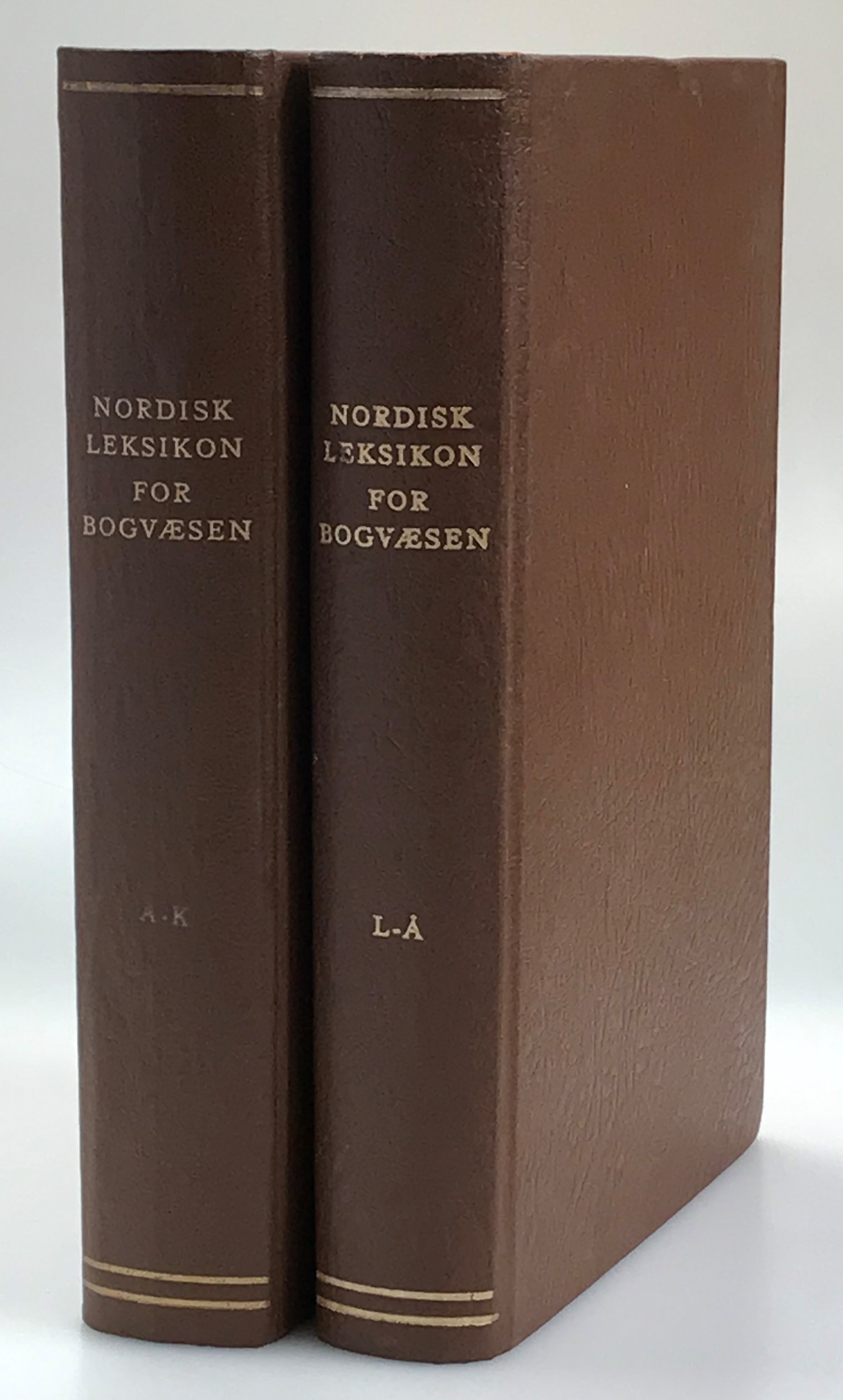 Nordisk leksikon for bogvæsen. I-II. Under medvirken af Karl-Henrik Henriksson, Harald L. Tveterås, Nils Palmborg, Bengt Åhlén. [Utg. av] Nyt Nordisk Forlag, København. Dreyers Forlag, Oslo. Förlaget Forum, Stockholm.