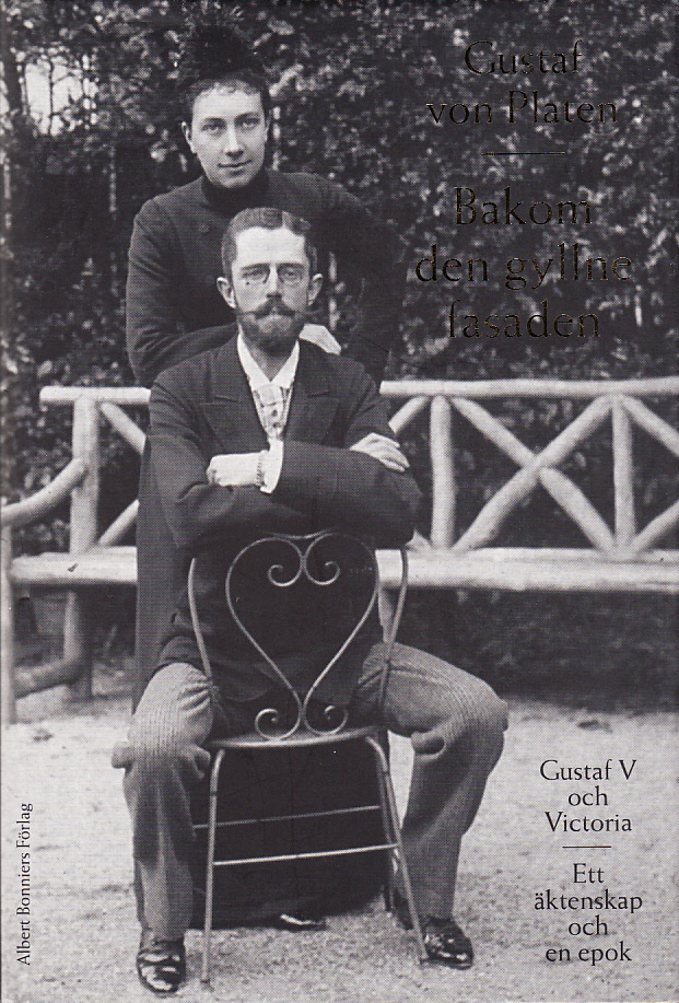 Bakom den gyllne fasaden. Gustaf V och Victoria. Ett äktenskap och en epok. [Utg. av] Albert Bonniers förlag.