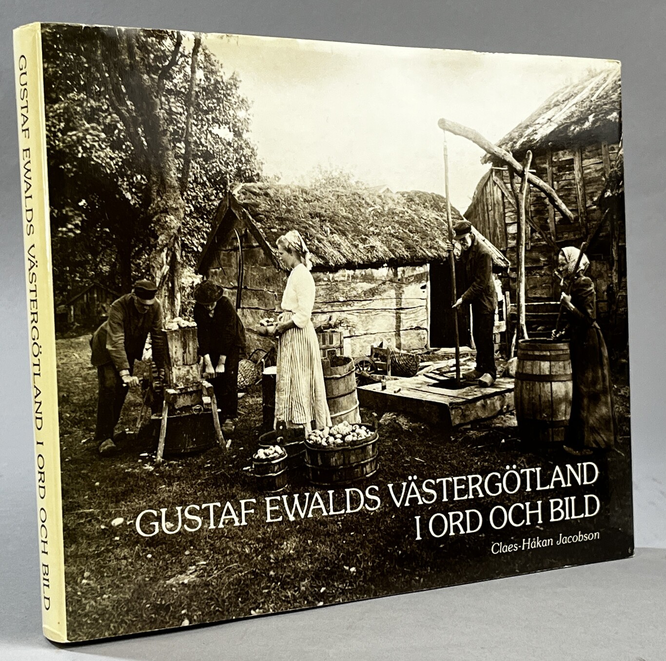 Gustaf Ewalds Västergötland i ord och bild. Fotografier och artiklar av Gustaf Ewald. Sammanställda och kommenterade av Claes-Håkan Jacobson.