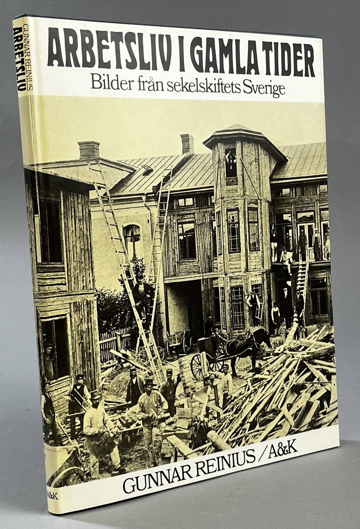 Arbetsliv i gamla tider. Bilder från sekelskiftets Sverige. Förord av Mats Rehnberg. [Utg. av] Askild & Kärnekull.