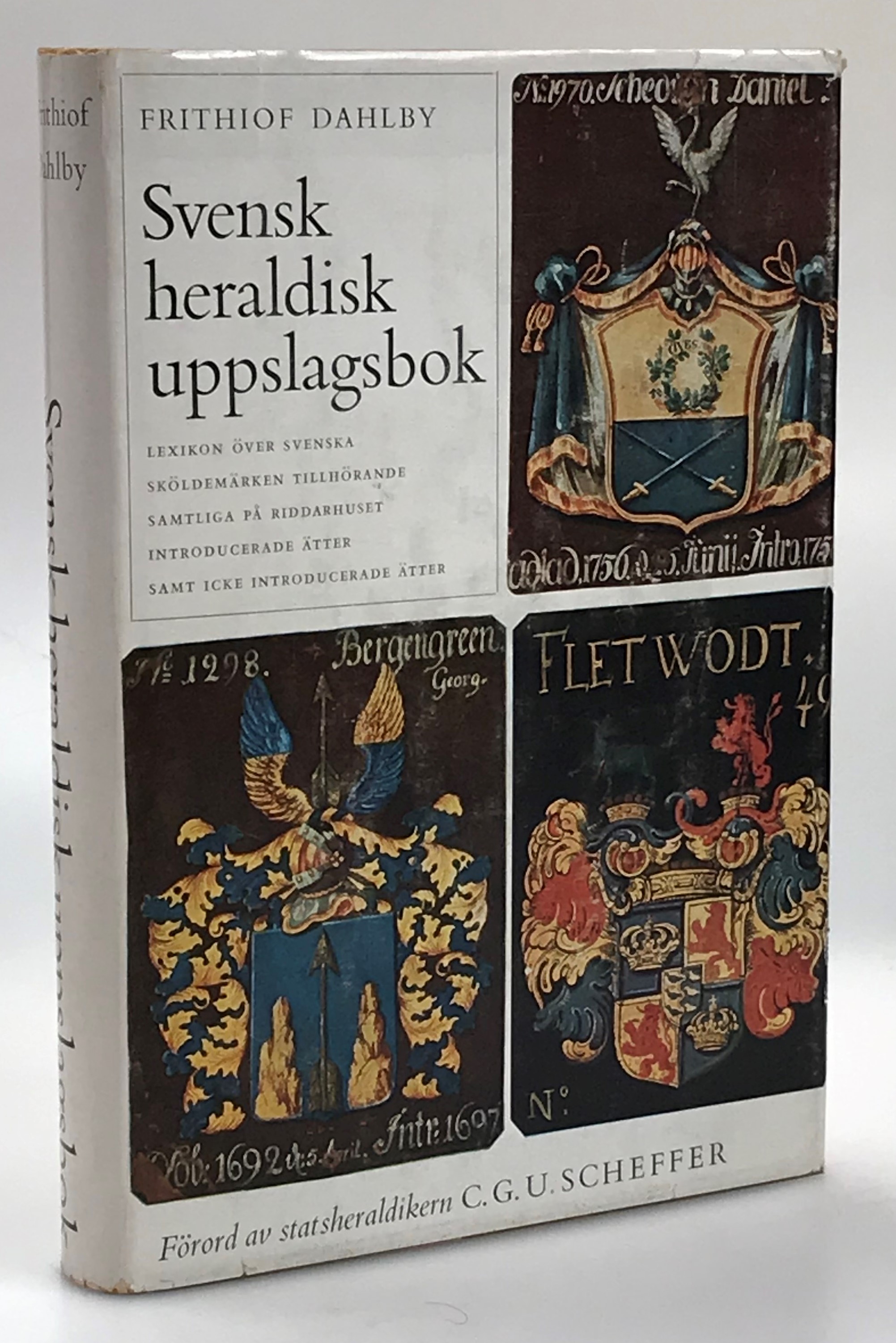 Svensk heraldisk uppslagsbok. Lexikon över svenska sköldemärken tillhörande samtliga på riddarhuset introducerade ätter samt icke introducerade ätter. Förord av statsheraldikern C.G.U. Scheffer. [Illustrationer av Curt Blixt och författaren].
