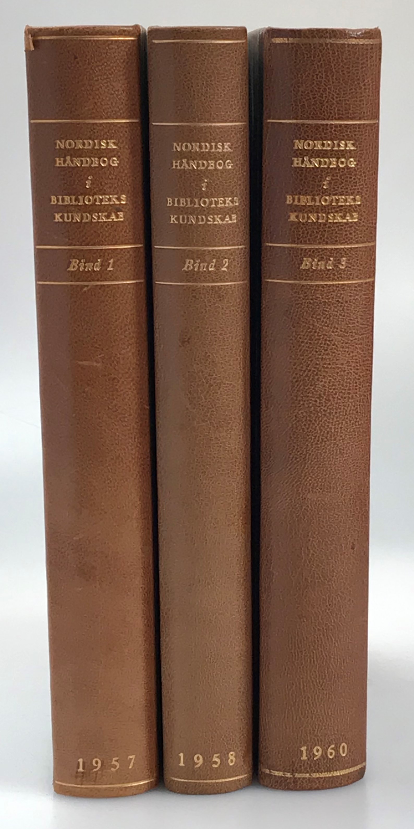 Nordisk håndbog i bibliotekskundskab. Udgivet af Nordisk videnskabeligt bibliotekarforbund under redaktion af Svend Dahl. Bind I. Videnskabshistorie. Boghistorie. [... Bind II. Bibliotekernes of bibliofiliens historie; ... Bind III. Bogfremstillingens teknik ...].