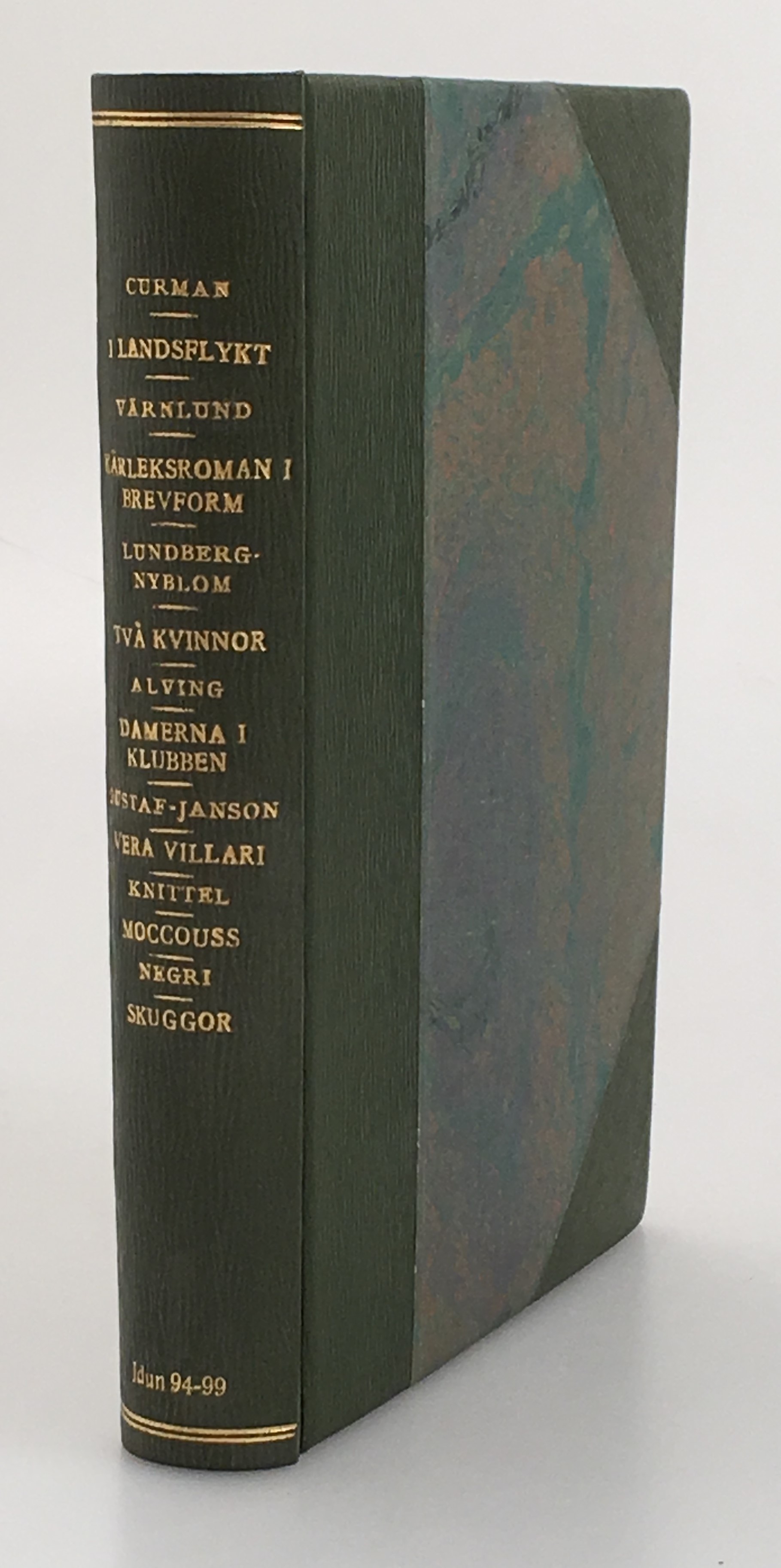 I landsflykt. Berättelse. + Kärleksroman i brevform, novell av Rudolf Värnlund. + Två kvinnor. Novell av Ellen Lundberg-Nyblom. + Damerna i klubben. Roman av Fanny Alving. + Vera Villari av Emmy Gustaf-Janson. + Moccouss. Roman av John Knittel. + Skuggor av Ada Negri. Översättning från Italienskan av Signe Bodorff.